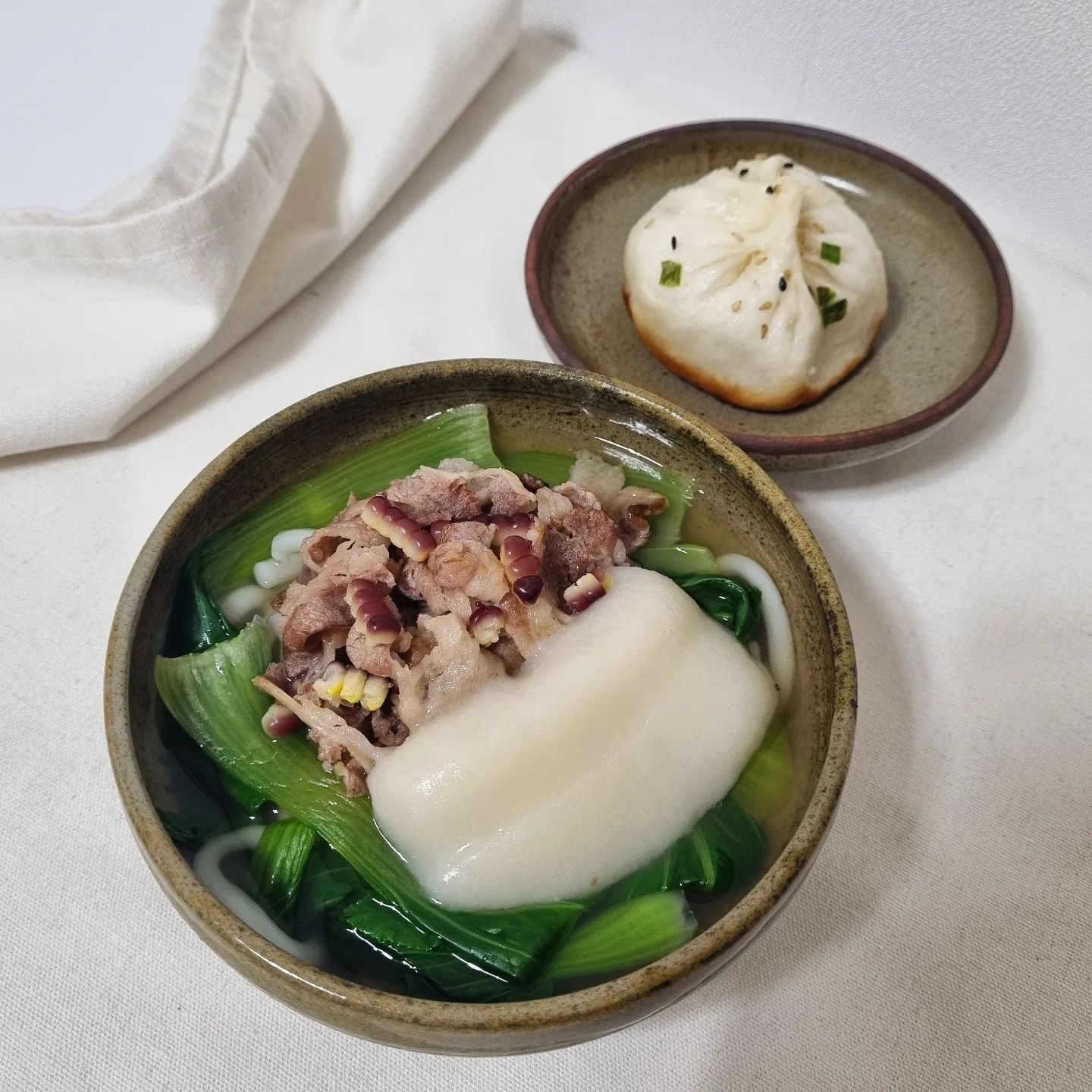청경채에 고기 싸 먹을 생각으로 가득차서
키리모찌 떡 늘리기를 깜박했다!
꼭 다 먹고나면 생각나지!

우동국물은 간을 거의 안 해서 맹탕이었지만
이제는 입맛이 재료 본연의 맛에 만족하게 되었다

그래도 맹 키리모찌는 노노
-
구오만두 마싯슴니다..
부산 롯백에서 팝업하는 거 동생이 사왔는데
신세계 센텀에는 푸드코너에 있더라고요

요건 고기만두지만 새우만두가 더 마싯슴니다...🦐

#키리모찌 #키리모찌우동 #키리모찌요리 #구오만두 #고기만두