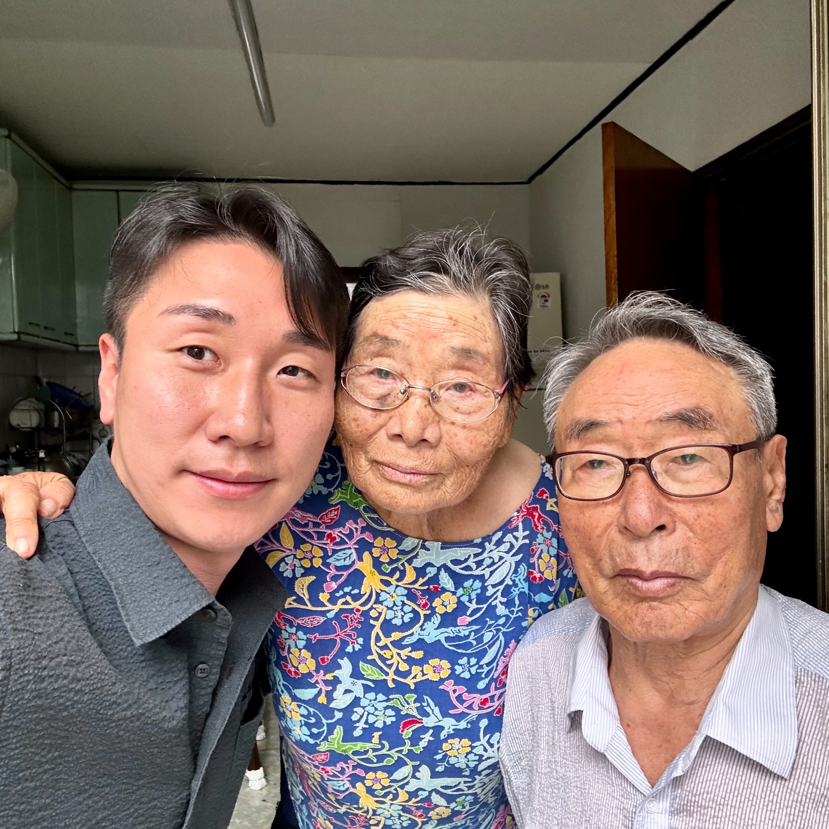 내 보물 1호 할머니 할아버지
오랜만에 외식 드라이브
성질 더러운 손자 때문에 평생 걱정만
옆에 있을때 잘하자 그게 누구든

#가족사진 #손자사랑 #조부모님 #김해김씨 #효도합시다