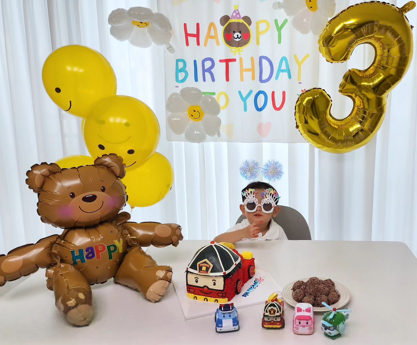 손유준 3번째 생일을 축하해🎉
꼬모가 사준 폴리 소방차케익🎂
하도 찍어먹어서 빨간손이 되었다🤣
.
.
#세돌생일