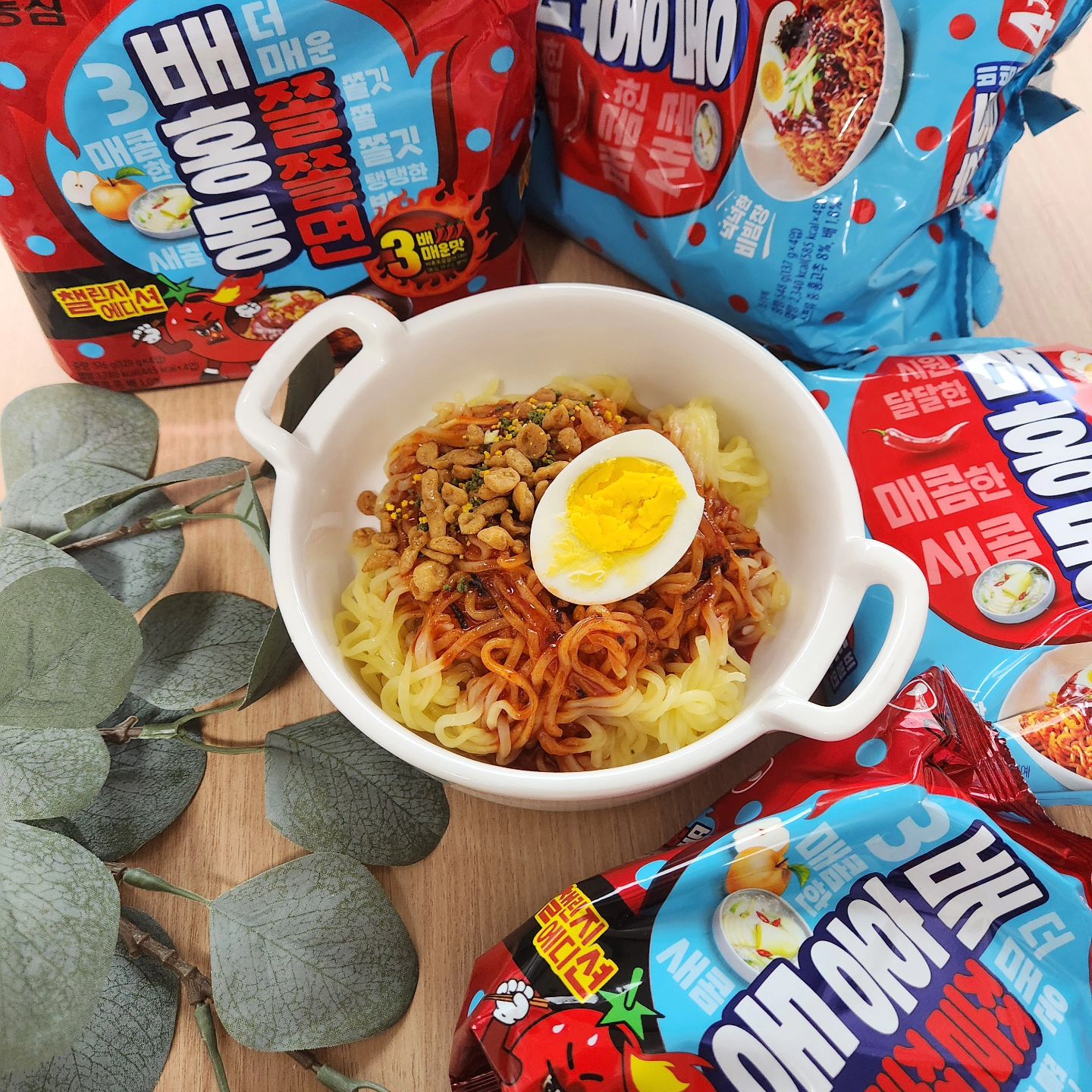 #광고 #배홍동쫄쫄면챌린지에디션
 
먹방 챌린지 라면 궁금해서라도 
꼬옥 참여 해봐야 직성이 풀려서
저도 한번 도전 해 봤어요
배홍동 쫄쫄면 챌린지 에디션 〰️〰️〰️!!
 
새콤매콤맛콤한 비빔소스에 HOT한 맛을 챳챳🌶
입안에 감도는 매운 맛이 먹을 수록 더 맛있어요
바삭한 후레이크 씹는 식감도 완전 굿쩝!
 
오빠는 사실 쫄면은 쫄깃하지만 질긴면발  때문에 안좋아하는데
건면 식감 넘 좋다고 하루걸러 한번 먹더라고요~
오빠랑 저랑 일주일 동안 벌써 2팩 비운듯😂

#농심 #배홍동쫄쫄면 #매운맛챌린지 #3배매운맛 #신상라면 #배홍동비빔면 #맛있는건면 #매운쫄면 #쫄쫄면매운맛 #쫄면