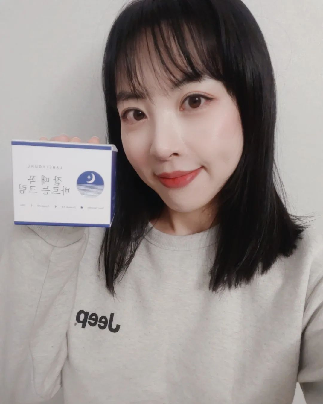 #광고 #협찬
잘때 꼭 바르는크림🛏️💤

일단 은은한 아로마향이 좋아서
잘때 기분좋게 잠들 수 있어요 gooood👍
요즘 엄청 건조하고 얼굴이 사막인데.....🏜
듬뿍 바르고 자면 담날 아침 당김없이 촉촉해요💧💙!!

⠀

#라벨영 #잘때꼭바르는크림 #나이트크림 #고보습크림 #세라마이드크림 #피부재생크림 #영양크림 #보습크림추천 #겨울보습크림 labelyoung_official