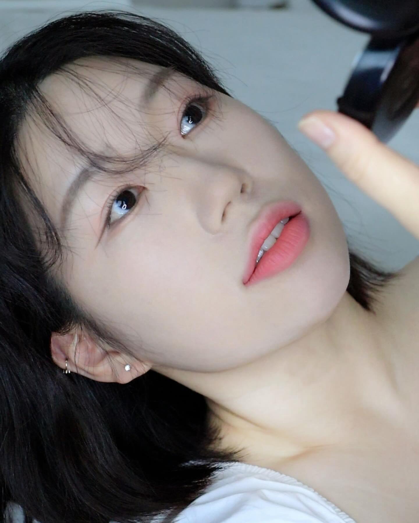 #제품제공

블러 표현 끝판왕 about___tone_official 

한번도 안 써본 사람은 있어도 한번만 쓴 사람은 없다는 그 제품.
신규 컬러 추가로 17호부터 25호까지 
피부톤에 따라 자연스럽게 베이스 표현이 가능하답니다 🫶

속건조는 심하지만 외출했을 때 T존의 번들거림, 나비존 요철이 신경쓰였는데 컴팩트한 사이즈 덕분에 블러리한 피부표현을 유지할 수 있어요 !

블러리한 표현에 진심인 어바웃톤 블러 파우더 팩트는 
신규 컬러들과 함께 4월 8일 올리브영 온라인에서 만나보실 수 있어요 !
단 5일동안 29% 할인된 9,900원으로 
만나볼 수 있다고 하니 놓치지 마세요 🧐

➕ 4월 19일부터는 올리브영 오프라인 매대에서도 
만나볼 수 있으니 아쉬워하지 말기 !

#어바웃톤 #블러파우더팩트 #어바웃톤블러파우더팩트 #파우더팩트 #파우더팩트추천 #올리브영파우더팩트추천템 #올리브영파우더 #올리브영팩트 #올리브영추천템