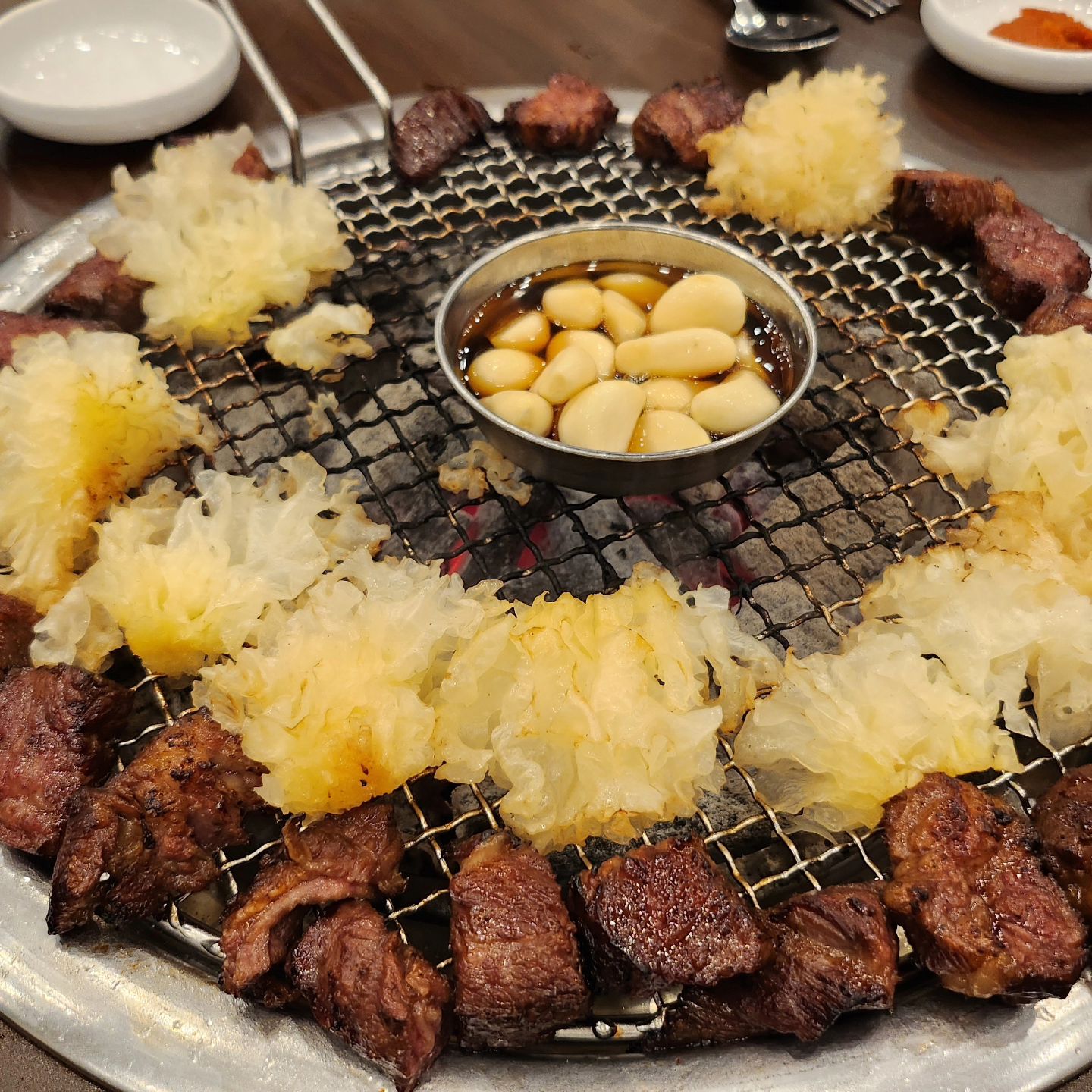 수성못 벚꽃 구경하고 너무 맛있게 먹은 갈비!!
대기시간이 너무 길었지만 고기를 입에 넣는 순간 행복해짐 ㅎ
#수성못맛집 #본가숯불돼지갈비 #맛스타그램