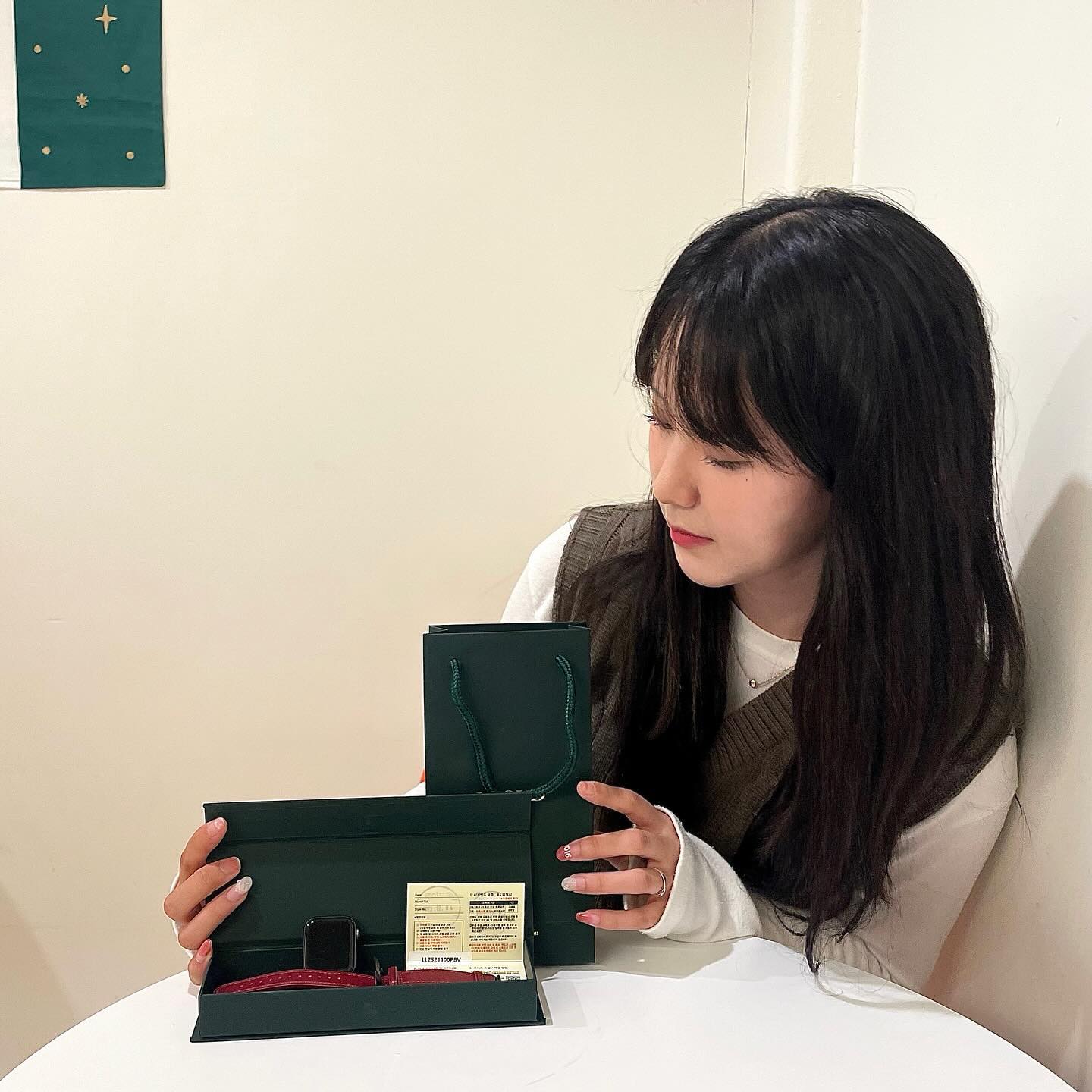 #광고 #협찬 

프리미엄 컬러 팔레트로 lloyd_thegift 
염료 한방울에 달라지는 수 많은 컬러들 중 로이드에서만 
만날 수 있어요🙏🏻✨

로이드에서만 가죽의 매력을 느낄 수 있게 힘을 쓴 것 같아요!

기프트  브랜드 로이드답게 가죽 스트랩 또한
기프트 패키지 증정✨

https://lloydgift.com/productList/commonProductList?categoryIdx=14007

위에 링크에서 쉽게 구매가 가능…♡

#로이드 #로이드스마트워치 #로이드스마트워치스트랩 #스마트워치스트랩 #애플워치스트랩 #로이드애플워치 #애플워치 #애플워치스트랩추천