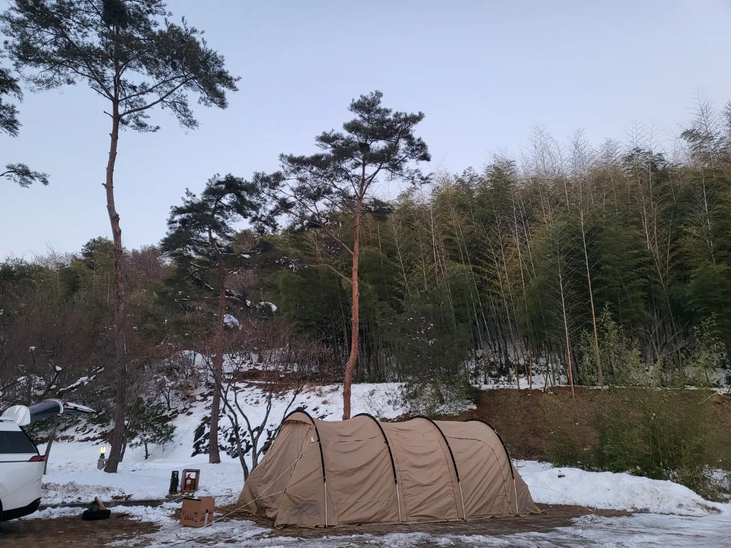♡ 클스캠핑 ♡

우리두리 캠핑⛺️
둘이 가니깐 미니멀하게 모든걸 최소화
눈이 오는 캠핑은 아니였지만
눈이 온 캠핑장을 보는것만으로도 설중캠핑 느낌쓰 
연인들은 크리스마스 충만
우리부부는 여유충만

#금성산성 #오토캠핑장
#크리스마스캠핑
#팩도 #최소화
#자리바꿀기 #잘했다
#여보 #칭찬해 
#부부캠퍼
#가마보코 #3m #쉴드 #플라이
#미니멀웍스 #파워스토브 #강염버너
#브루트 #토트박스
#코베아 #큐브 #버너 
#루미에르 #랜턴
#에디슨
#텐풍