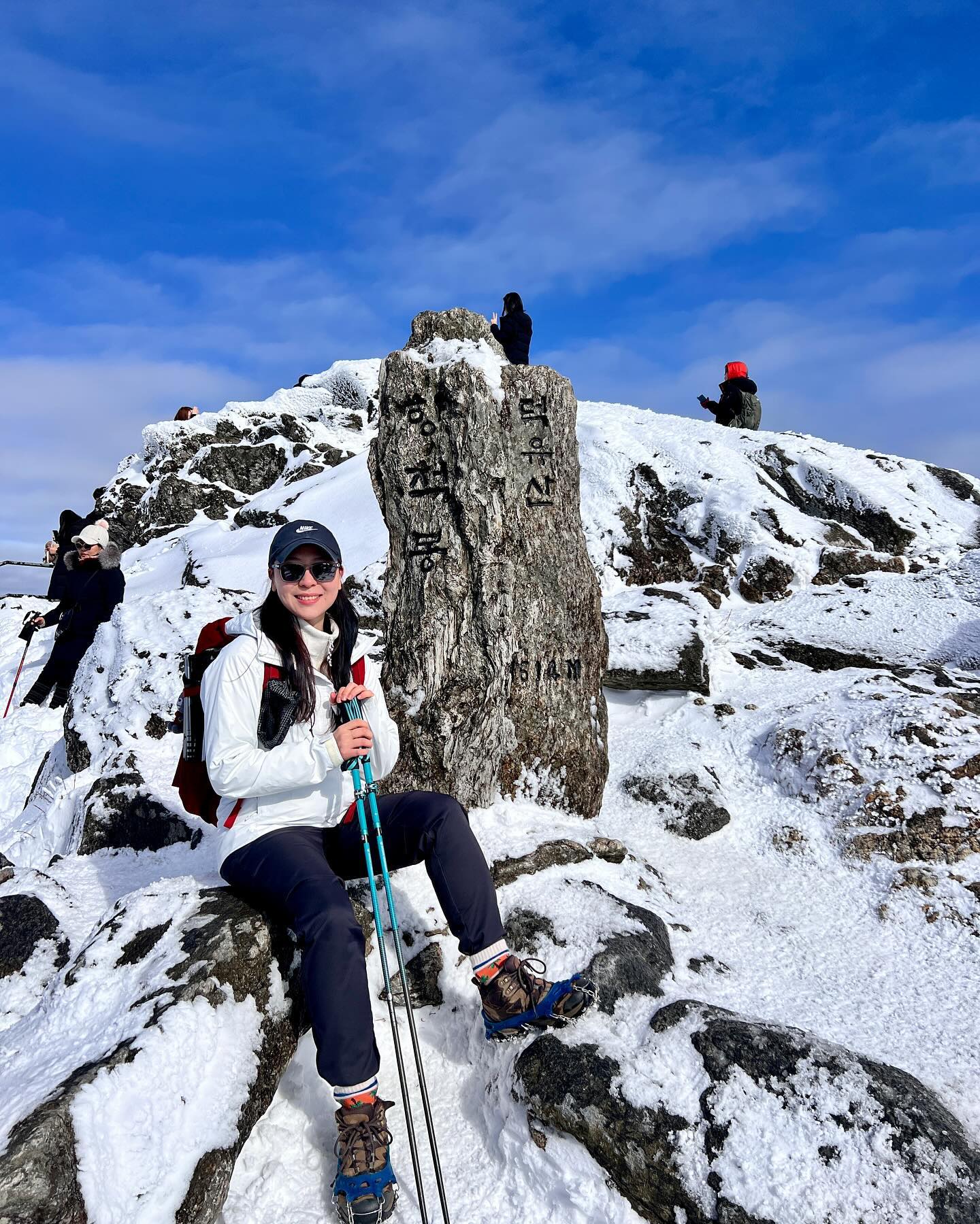 .

덕유산 눈치게임 성공☃️❄️

🏔️ 덕유산(1,614m)
📍 구천동-백련사-향적봉-설천봉-중봉-곤돌라하산 (12km)
🕒 7시간 12분 (휴게시간 1시간 45분 포함)

#덕유산 #향적봉 #설천봉 #덕유산곤도라🚠 #무주리조트 #국립공원스탬프투어여권 #주말등산 #커플등산 #chaelee_mountain #20240121