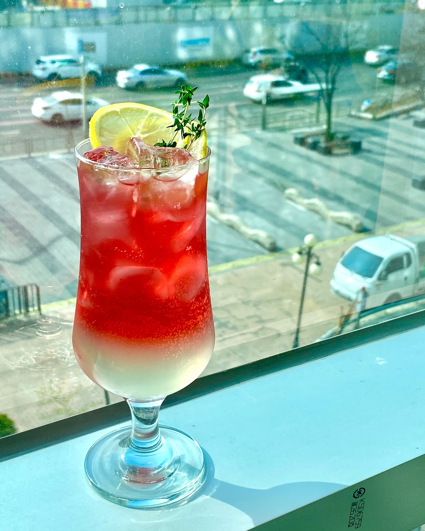 .
#체리그레나딘피즈

석류x레몬 레이어드
색감이 너무 이뻐🍋

요새 레시피 수업 오랜만에 하니까 재밌다 :)