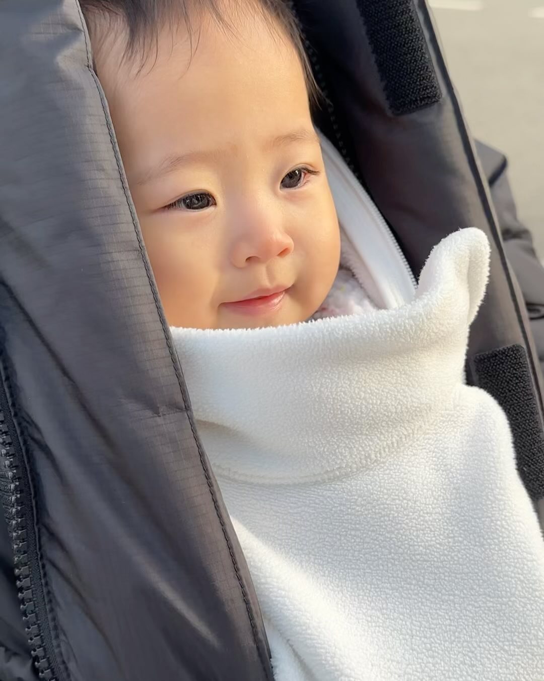 한달만에 올리는 조카 근황샷🫶👶🏻

쌍꺼풀 생긴 날이면 진짜 천사인줄..🥹
아직도 밖에나가면 잘생긴 아들로 오해받지만
사실 엄청난 외모를 숨기고있는 딸랑구에요🤭💗

#조카야#너는#쌍수안해도되겠다#부럽다#🥲
