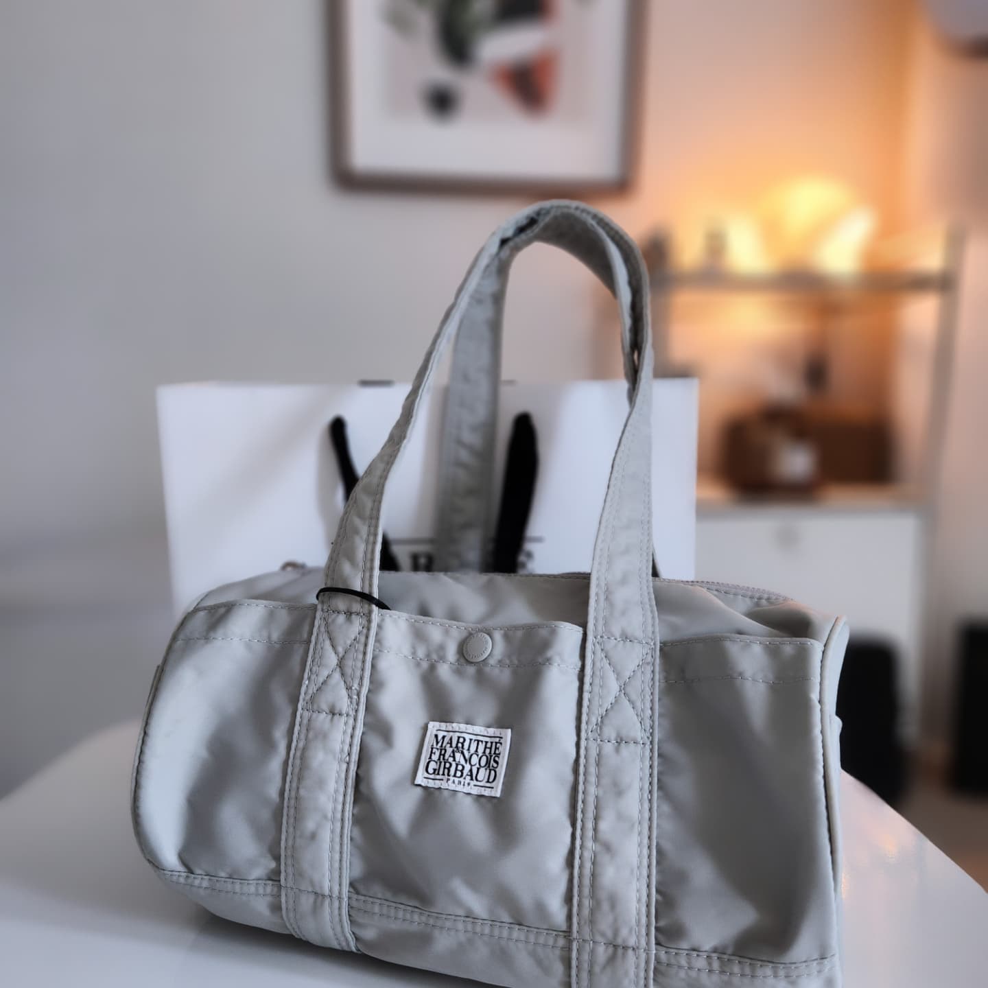 * New Yoga Bag 🧘‍♂️ *
아직 비기너 중 비기너지만 기분만 내볼게요 >.<
-
작년부터 눈여겨 봐두였던 #더플백
부처님 그려진 에코백도 너무 좋지만 
그거 들면 눈치가 보인달까? 
너무 본격 불자템이라 들때마다
수행자처럼 다소곳이, 물욕없듯이,
살아야할 것 같아서 쵸큼 🙌 부담스러웠는데,
새 장비를 득템하고 더 신나게 센터에 출석해볼라고요 !!
*
바스락거리는 가벼운 소재인데
작년 시즌 제품과 다르게 이번엔 거의 무광이라 
겨울만 빼고 휘뚤마뚤_
#라이트그레이더플백 #마리떼프랑소와저버 #마리떼더플백 #요가백 #운동가방 #물건담기좋은가방