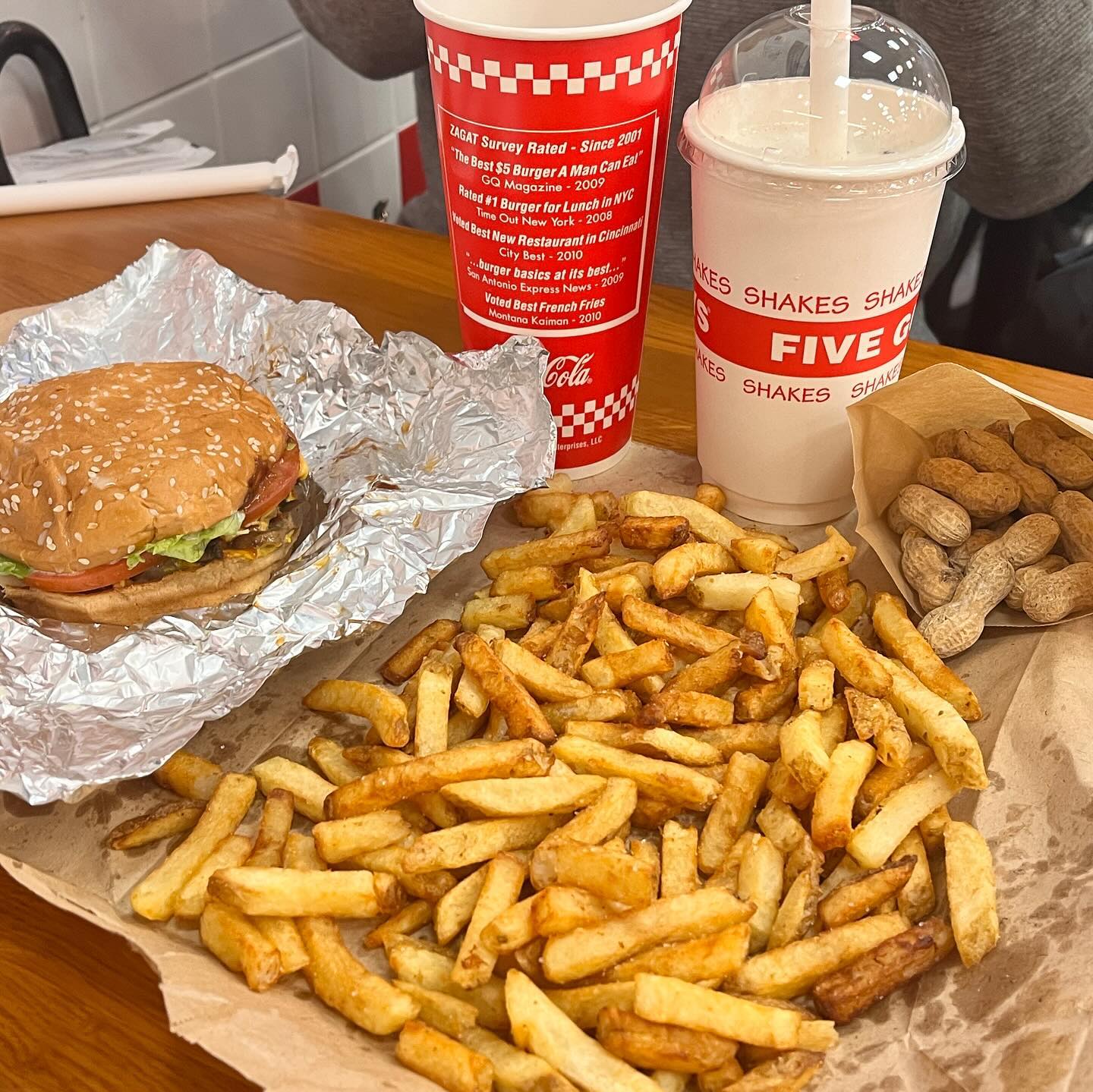 미국 햄버거 파이브가이즈..!🍔
두시간반 웨이팅 끝에 드디어 맛보았어요 테이블링 줄서기 예약 필수입니다!
줄서면서 먹은 땅콩 맘껏 먹을 수 있어서 좋았어요 짭자롬한 맛이 맥주가 너무나 땡기는 맛이에요 🥜🍺
🍔패티두장은 너무 헤비할 것 같아 
리틀 베이컨 치즈버거에 토핑은 올더웨이 플러스 할라피뇨와 바비큐소스 조합으로 주문했어요 투머치하지 않고 할라피뇨와 바비큐소스가 느끼함을 잡아주네요 조합추천합니다!
🍟감자튀김은 리틀이 엄청나게 양이 많아서 행벅❣️ 뚱뚱 짜리몽땅한 감튀라서 꼬다리 튀긴거 먹는 느낌적인 느낌인데 
먹으면 땅콩맛이 은은하게 나면서 고소하고 맛있어요 소금은 좀 많이 쳐져있는 느낌 좀 짜요 그렇지만 맛있어서 계속 입으로 들어가고있는 그맛
🥤밀크쉐이크랑 찍먹해서 먹으면 
단짠단짠 시원하고 아주 좋아요
두시간반의 웨이팅이 있지만 테이블링으로 예약하니 힘들지 않고 더 현대서울 구경하다가 먹으니 딱 좋아요
다음엔 맥주마시러 갈꺼에요🍺🍺🍺
#더현대서울맛집 #파이브가이즈 #파이브가이즈메뉴추천 #감자튀김맛집 #먹스타맞팔 #먹팔맞팔