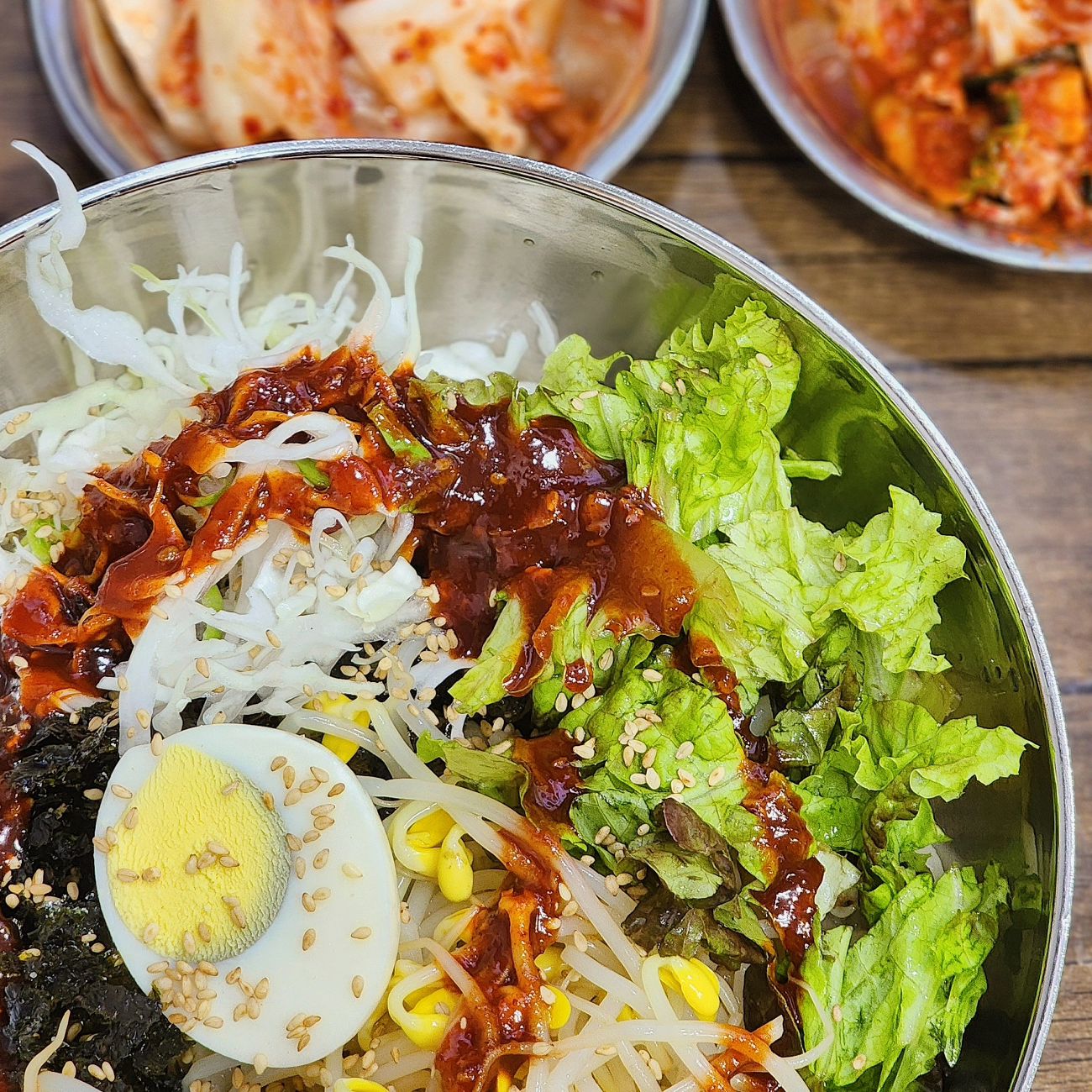 여러분은 쫄면? 칼빔면? 어느쪽이신가요?🤗 저는 쫄면보다는 칼빔면에 요새 빠졌어요💕

오랜만에 먹는 칼빔면🥹
쫄면과는 재료가 똑같이 들어가지만,

칼국수의 식감은 너무나 재미나고
맛있는 칼빔면이랍니다🍜

요새 여름이라 입맛이 폭풍으로 땡기네요?
(언제는 입맛 없었던 것 처럼 그러냐😤)

분식집 쫄면보다는 칼국수집에서 먹는 칼빔면은 진짜 제 면류 요리 중 베스트에 들어갈 정도예용❣️

#칼빔면 #비빔칼국수맛집 #비빔칼국수 #황기순 #병방동맛집