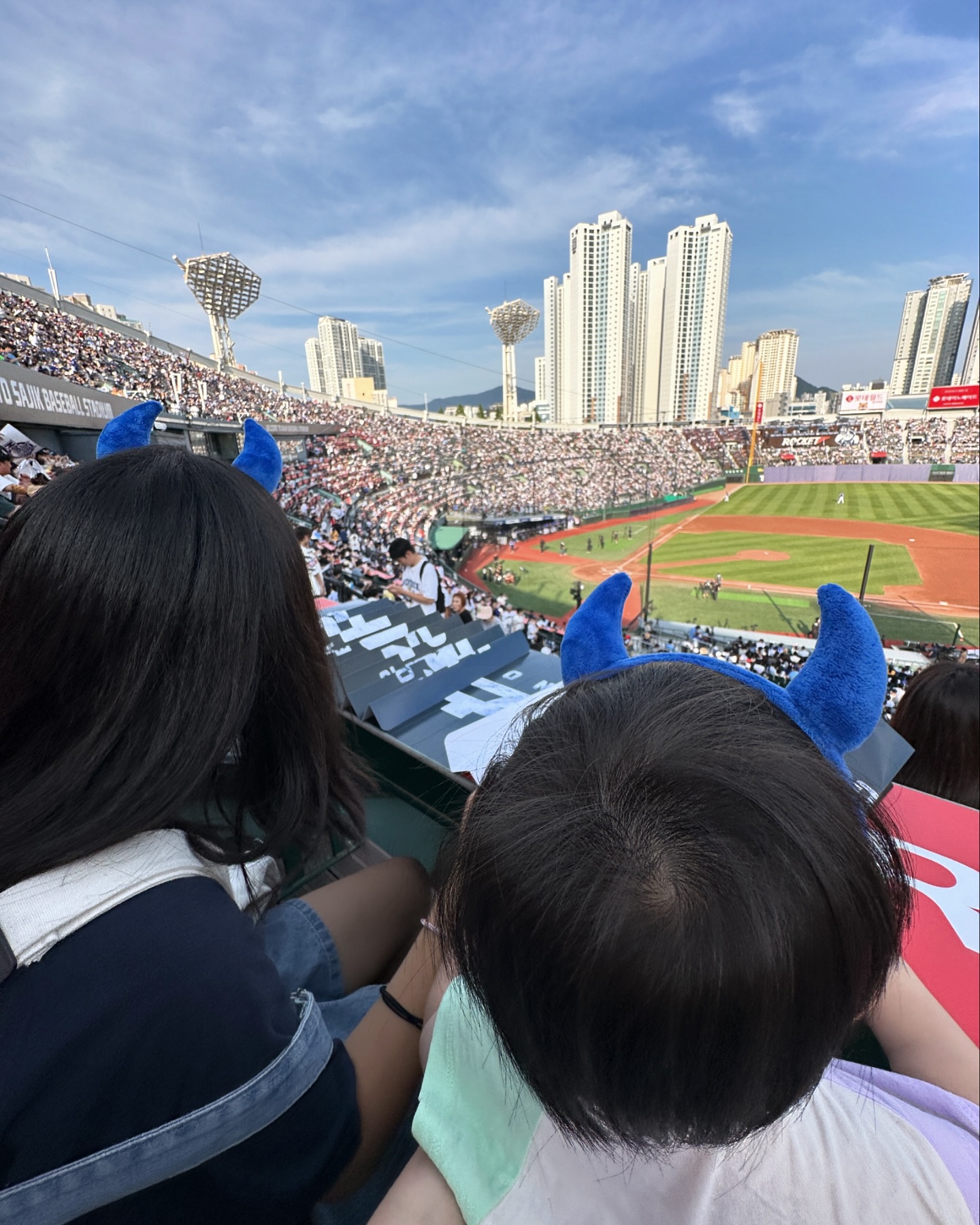 #최강야구직관
#사직구장 ♥️ 
ㅋㅋㅋㅋㅋㅋㅋㅋ

이번에는 절대 가지 않겠다는 2호는 할머니와 집에 있고
야구를 사랑하는 1호와 결정권 없는 3호 데리고
최강야구 직관 😁😁😁

웃고울고 너무너무너무 좋았던
롯데자이언츠편 🥹🥹🥹🥹

이대호님 홈런을 갈때마다 보다니 🫣
ㅋㅋㅋㅋㅋㅋㅋㅋ ♥️

ㆍ

다시 한번 직관 때마다
큰 도움주신 반떼 어머님 아버님께
깊은 감사를 드리며.. 🫶🏻🫶🏻🫶🏻

ㆍ

ㆍ

#사랑해요 #최강야구