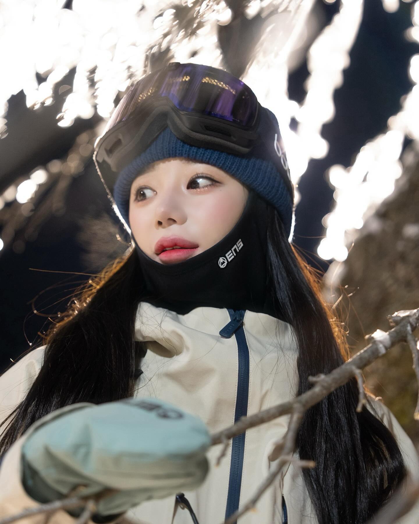 보미새가 된 규랑

수족냉증으로 매번 고생하는 애송이지만
요즘 보드에 미텨서 자꾸 드릉드릉해٩(๑˃̵ᴗ˂̵)و

23년 액땜하려고 경미한 사고가 나긴 했지만
담주면 목발도 깁스도 풀 수 있길 기대하며,,
항상 다들 안보하시구 남은 시즌도
따뜻하고 근사한 겨울이 되길 바래욤💗🧸🪽

🧣 elnath_official 
🥽 bollekorea 
🏠 zionsnowboard 
🎽 breath_layer 
☃️ phoenixhnr_travel 
❄️ phoenixhnr 
📸 nemo_film_ 

#보드복 #엘나스 #보드복코디 #breath 
#고글 #볼레 #변색렌즈 #휘팍 #촬영 
#꽃보더 #snowboard #スノーボード