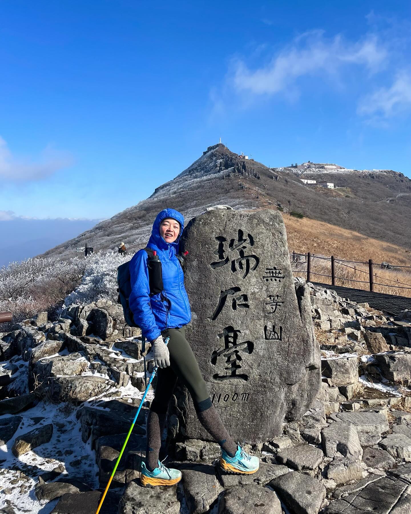 2️⃣무등산 대종주 (60km) 

🚍좋은사람들 안내산악회 버스이용

👌🏻무등산 대종주 도전했지만 실패!
제한시간 18시간은 저에겐 큰 벽이었나봐요.
12대 종주 중 두번째로 도전한 무등산 대종주~
60km라는 거리가 처음부터 마음을 누르는 느낌이 있었고 
이주 전 무릎부상과 감기가 다 낫지 않아서
취소를 할까 고민고민하다가 끝내 가게 되었어요~
겨울치곤 날씨는 정말 좋았지만 컨디션이 꽝💥
열심히 산을 탓지만 16km를 남기고 남은 시간이 
4시간 뿐이 없어서 타고 온 안내버스를 놓칠 것 같아 
마지막 봉우리를 남겨놓고 택시를 타고 복귀했어요.
내년 봄에 체력을 좀 더 올려서 다시 도전해야겠어요🙆🏻‍♀️

불수사도북과 비교하자면 어렵진 않았으나 
상당히 코스가 길고 지루하다는 느낌이 심했어요.
제가 산을 타는 페이스로는 안내산악회에서 주어진 시간엔
 힘들고 20시간 정도면 완주 가능할 것 같아요. 
마지막 사진에 페이스 첨부할게요.

✔️무등산대종주에는 물을 따로 보급할곳이 없어
2L의 물과 햄버거 하나 김밥 한줄을 챙겼어요.
지석교 출발지점에 화장실이 있고 20km쯤 화장실, 
너와나 목장에 화장실, 중간중간에 화장실이 있어 
불편하지 않게 갈 수 있었어요.

🔥 대종주 상세코스
나주 지석교- 매봉산- 앵남교 - 소령봉 - 너릿재 - 너와나목장 - 장불재 - 서석대 - 중봉 - 장원봉 - 잦고개 - 노고지리산 - 삼각산 - 죽지봉 - 광주 용산교

👉역방향 진행

⏰18시간에 마치려면 휴식 없이 평속3.5로 가야함
안내산악회 버스 포기후 완주목표라면
광주로 하산하기 때문에 광주버스터미널 이용

#미오케이👌🏻 #무등산 #무등산대종주 #종주
#등산 #등산스타그램 #아웃도어 #hikemore