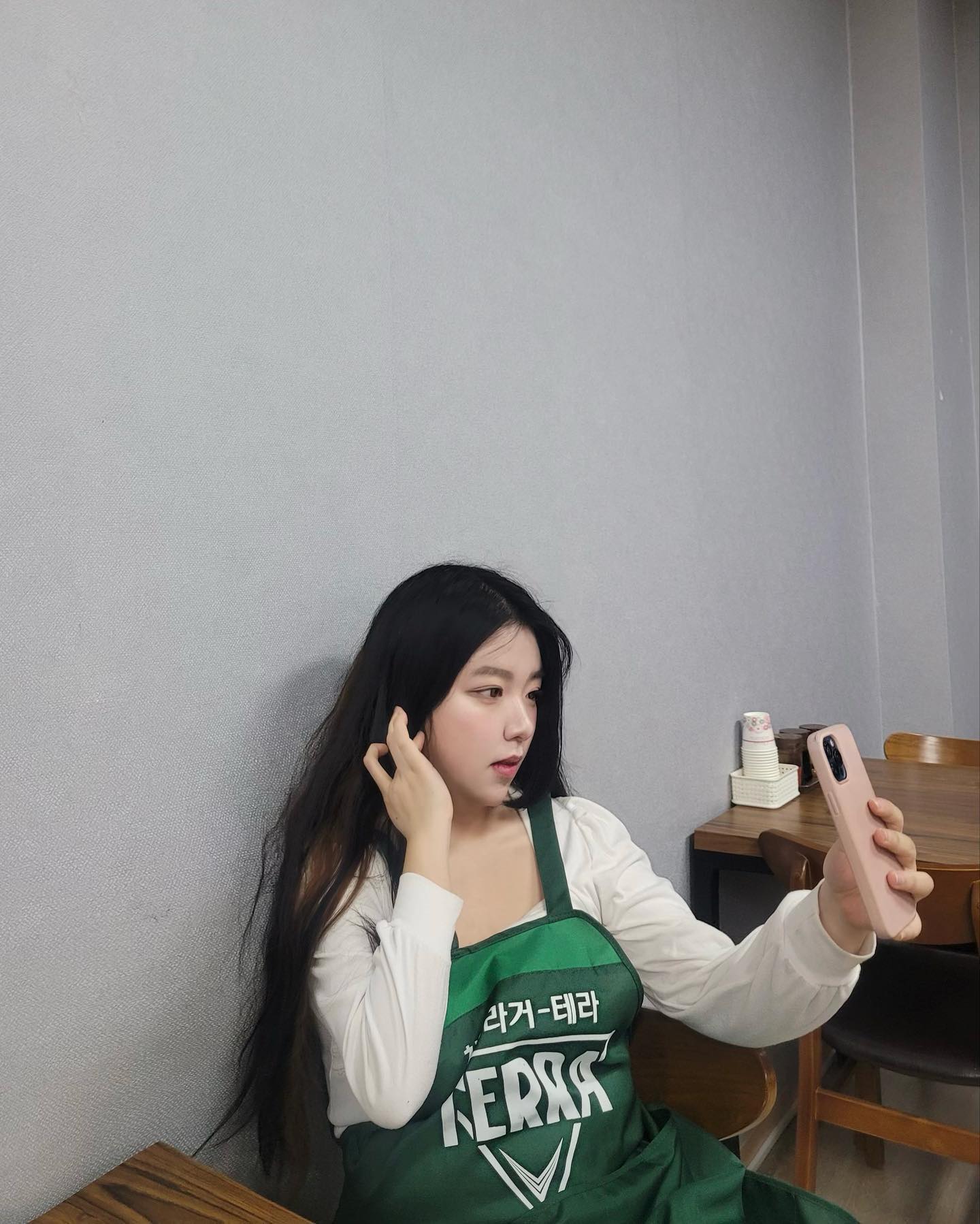 밖에서도 밥 먹다가도 안넘어가서 바로 집갔다 
요즘 수저로 몇술 뜨고 만다 아프다 언제 나을까 술도 싫다 결국 울었다