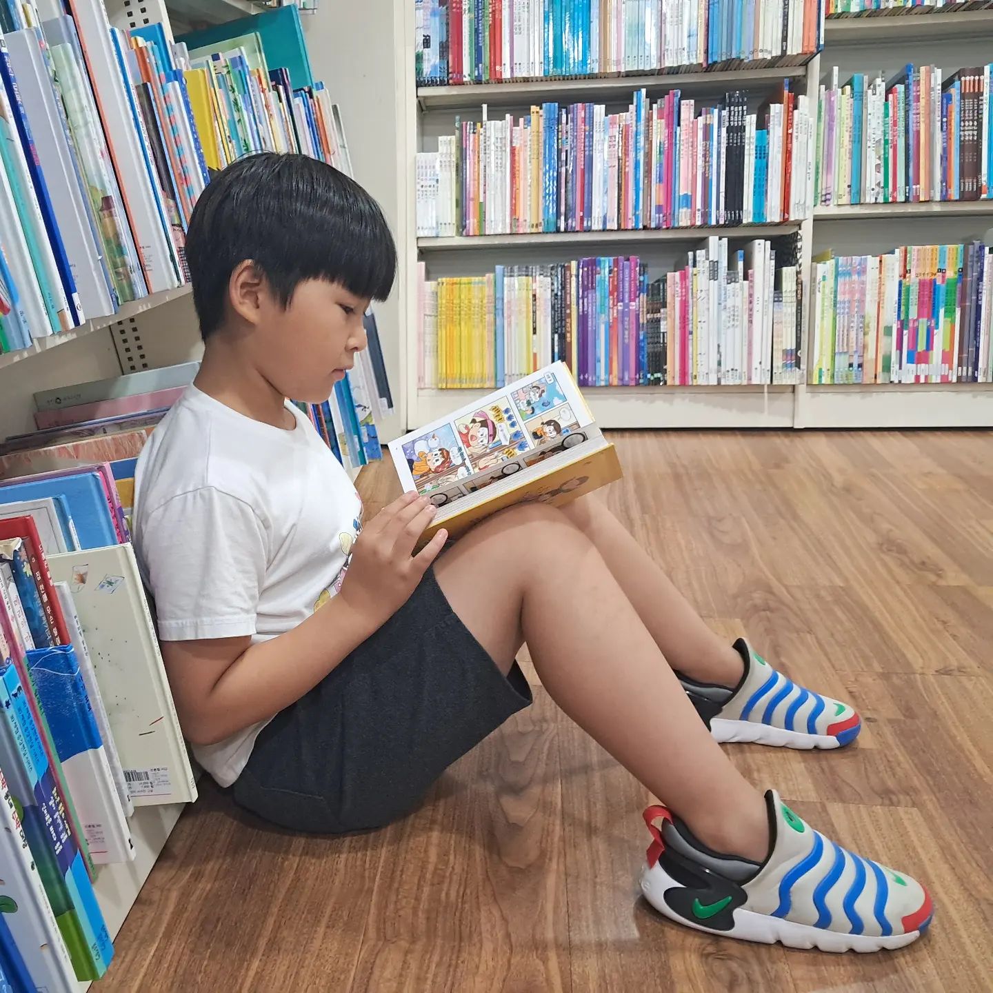 알라딘에서 흔한남매 읽는 중 
그 후로 다양한 분류의 책 읽다
.
책 읽는 행동은 좋은 것
.
.
.
#알리딘 #중고서점 #흔한남매 #책 #독서 #읽는중 
#분위기 #진지모드 #분위기샷 #책읽는습관 #책읽는남자