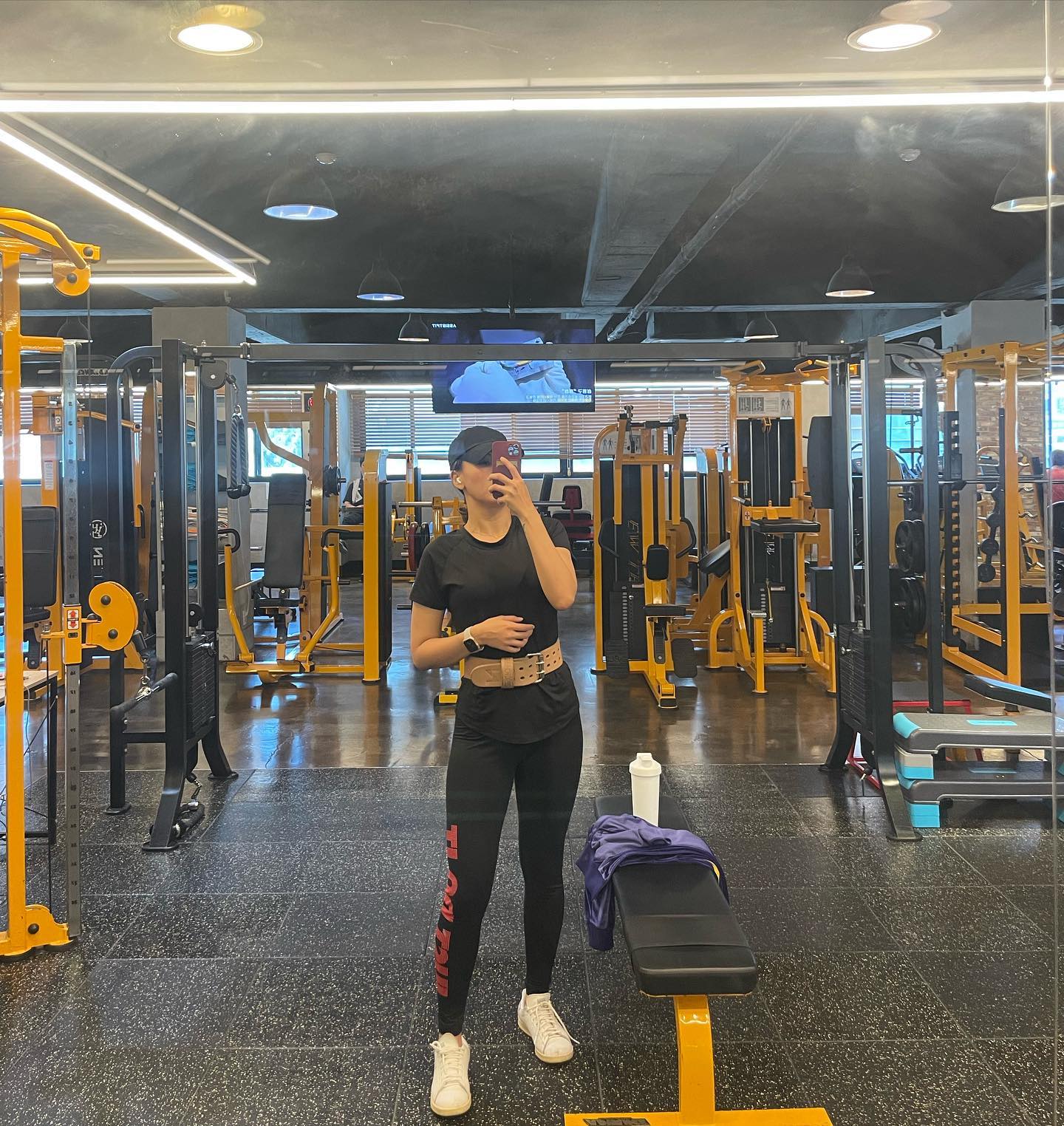 나이스✔️
오늘은 하체 스르륵 완🥰 빵댕이 운동 조금 더 늘은 것 같아 기분이 좋아요?! 오랜만에 나이키 레깅스 입었는데 ㅋㅋㅋ확실히 요즘 레깅스랑은 다르게 잡아주는게 하나도 없던 시절에 산거라 엄청 흐물흐물 거리네요🤣
.
.
벌써 목요일이에요! 다들 이번 주말 연휴엔 뭐하시나용~? 저는 3일 내내 약속에 결혼식에 쉬지 못할예정…🤣