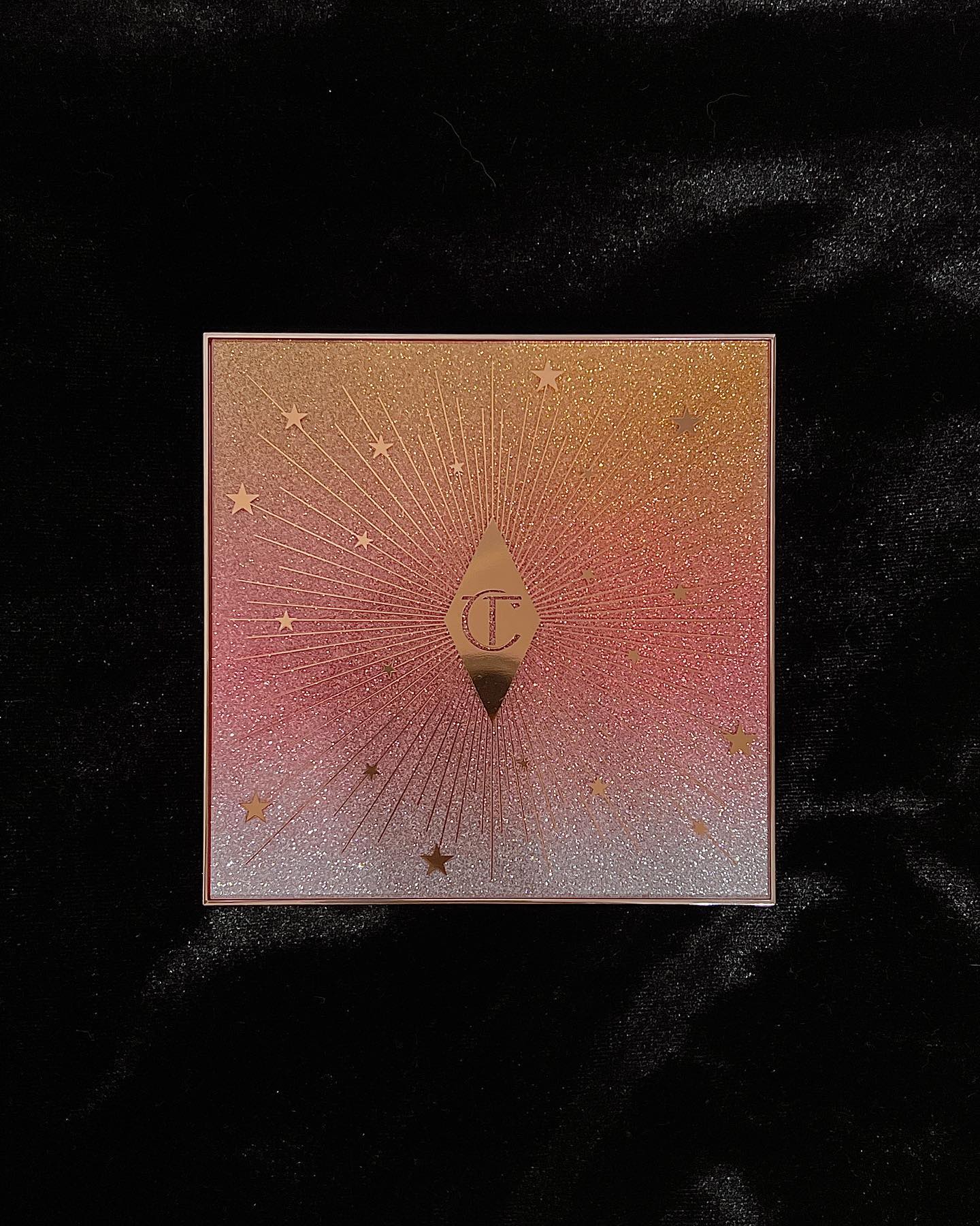 #광고 
샬롯틸버리 (charlottetilbury) 의 럭셔리함 가득한 2023 홀리데이 컬렉션 step into magic ✨

<The beautyverse palette>
일상에서도 특별한 날에도 사용 가능한 9구 팔레트에요.
브라운 계열 섀도우 발색이 진짜 부드럽고 선명한데 생각보다 과하지 않아서 음영만들기에 너무 좋더라구요! 
그리고 반짝이 섀도우들은 눈두덩이, 눈밑 애교살, 하이라이터로 요리조리 다양하게 사용 가능하구 발랐을 때 영롱하게 이쁜 펄들이에요.. ♥ 

이번 컬렉션 제품 진짜 맘에 들었던 점들 중 한 가지는 바로 패키지💓 어쩜 이리 이쁘죠?

#샬롯틸버리#샬롯틸버리홀리데이#stepintomagic#charlottetilbury#eyeshadow#instabeauty#beauty#아이섀도우#일상#메이크업