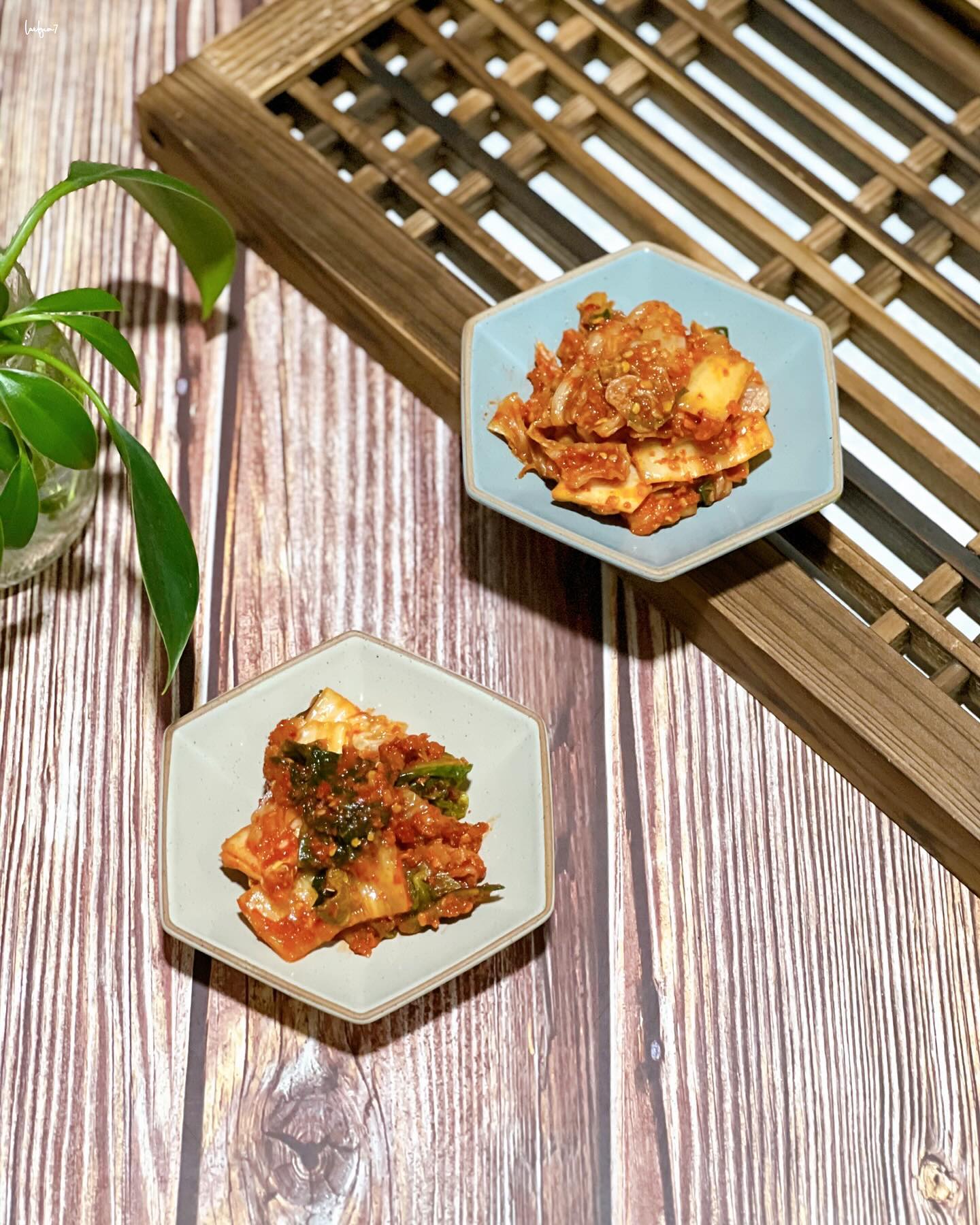 #협찬 #레드스푼

개그맨 장동민이 직접 개발에 참여해 제대로 
만든 매운김치!! 레드스푼 맛김치를 먹었는데요
정말 매운맛을 제대로 냈더라고요! 입맛을 확
사로잡은 장동민의 매운 맛 김치랍니다😀

요 김치는 캡사이신이 아닌 매운 고춧가루만
사용해 깔끔한 매운맛이 특징이고요! 매운맛도
2단계로 나눠 취향껏 선택이 가능하답니다!!
매운맛의 핵심인 고춧가루를 2가지를 사용해
뒷맛이 텁텁하지 않고 깔끔해서 넘 좋더라고요🙆‍♀️

신선하고 아삭한 국내산 배추를 사용해 깨끗하게
세척하여 손질했고요! 무, 대파, 멸치, 다시다등 
국내산 재료를 사용해서 믿고 먹을 수 있어요!!
정말 제대로 매운 맛 김치!! 레드스푼에서 맛보세요❤️

.

🛒 : allbox.kr

.

#장동민레드스푼 #김치 #장동민김치 #맛김치 #매운김치 #반찬스타그램 #김장 #김치맛집 #실비김치 #화산김치 #겉절이