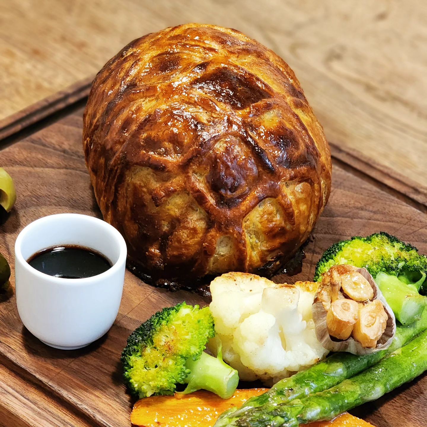 비프웰링턴을 맛보려고 무려 6만원의 예약금을 내고 예약한 맛집!!
우리만을 위한 룸에 난로까지 켜주시고
따뜻한 물도 주셔서 추운날 찾아간 보람이 있었음 👍 
부드러운 소고기 안심에 페스츄리도 바삭바삭 
가니쉬도 적당한 소금간으로 맛있어서 다먹음
#비프웰링턴 #모더래잇 moderate_songpa