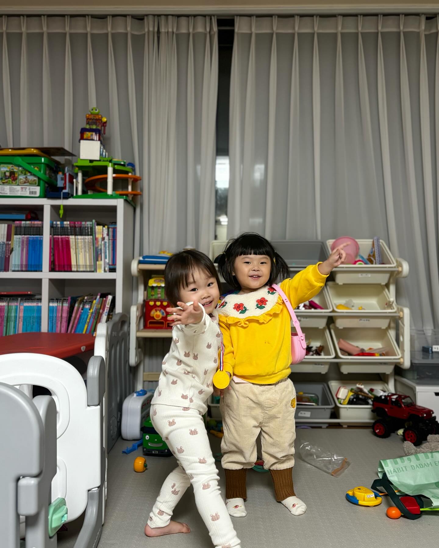 안중으로 이사오고, 윤주 혼자 케어하고 힘들때
같이 애기보며 수다떨고 했던 윤주의 아기때 친구를
오랜만에 만난날😃
⠀
누워있던 애기들이 언제 이렇게 커서
자기들끼리 대화하고 놀고, 상상의 놀이를 하고 ㅋㅋㅋ

첫째도 동갑, 둘째도 동갑🤭
또 만나자 아가들아💖💖💖