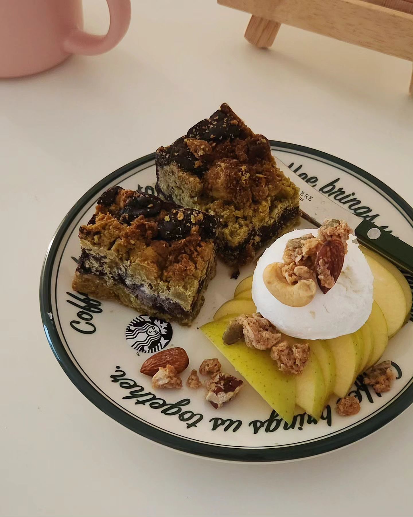 도야팡 녹차초코크럼블 ༘*

나으 사랑 도야팡..♥ 여기서 초코 어쩌고 종류들은 역시
실패가 없쥬? 🫶🏻 #크럼핀 종류가 제일 최애긴 하지만, 
크럼블 중에서는 요고랑 옥수수 크럼블 아쥬 맛도리🌽

산뜻한데 풍미 찐한 #그릭데이 그릭요거트와 넛티놀라♥
올려 식감도 맛도 살려쥬고요🤤💚 역시 크럼블+그릭👍

아무래도 월요일에 비 오는건 반칙이니까.. 🌧 
꾸덕한 녹차초코로 합법적 카페인 수혈 완,, 🫡🫡 

-
#비건베이커리 #도야팡 #비건크럼블 #비건빵집 
#도야팡크럼블 #녹차초코크럼블 #그릭요거트식단