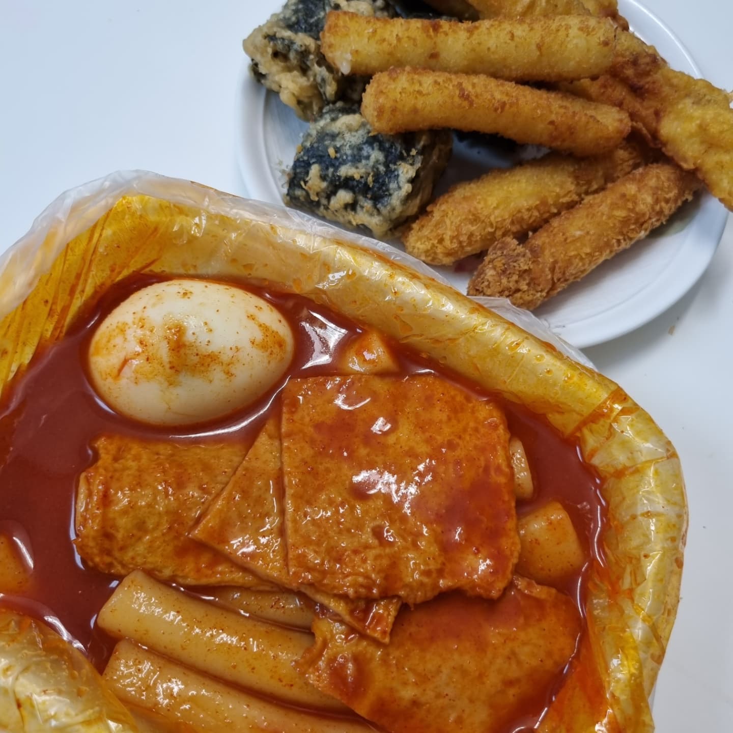 #협찬 #맛쟁이떡볶이본점

📍서울 송파구 속폰호수로 134 108호
📞0507-1388-3307
❤영업시간 11:00-23:00

한국인의 소울푸드 나의 인생음식 떡볶이
떡볶이라면 매일매일도 먹을수 있지🙈

요즘같은 고물가 시대에 떡볶이 1인분 4500원 순대 4500원
각종 튀김들 800원~1000원대라니!!!
딱볶이, 김밥 , 튀김 먹고 싶은거 
이것저것 다 시켜 먹어도 가성비👍

▪️맛쟁이떡볶이1.5인분 6000원
▪️튀김(수제왕김말이2, 오징어3, 치즈스틱2, 새우튀김2)

떡볶이는 예전 초등학교 앞 달달한 떡볶이 스타일♡
떡이 엄청 쫄깃쫄깃!!
요즘 너무 매운 떡볶이만 먹다가 매콤달달 떡볶이 먹으니 아주 굳굳
초딩딸이랑도 같이 먹을 정도 :)

튀김중 원픽은 수제왕김말이!!!
엄청 크고 잘 튀겨져서 식감이 아주 아주 대박
떡볶이 양념 듬뿍 찍어 한입 베어물면 매콤달달빠삭!!

아이들이랑 같이 주말 간식으로도 너무 좋을것 같은 느낌

이미 송파떡볶이맛집으로 유명해서 연예인들도 많이 다녀간 집
담에는 딸내미 데리고 직접 가서 먹어볼 예정☺

#송파떡볶이 #송파맛집 #송파점심 #삼전동맛집 #삼전동떡볶이 #성파학원사고리떡볶이 #삼전동혼밥