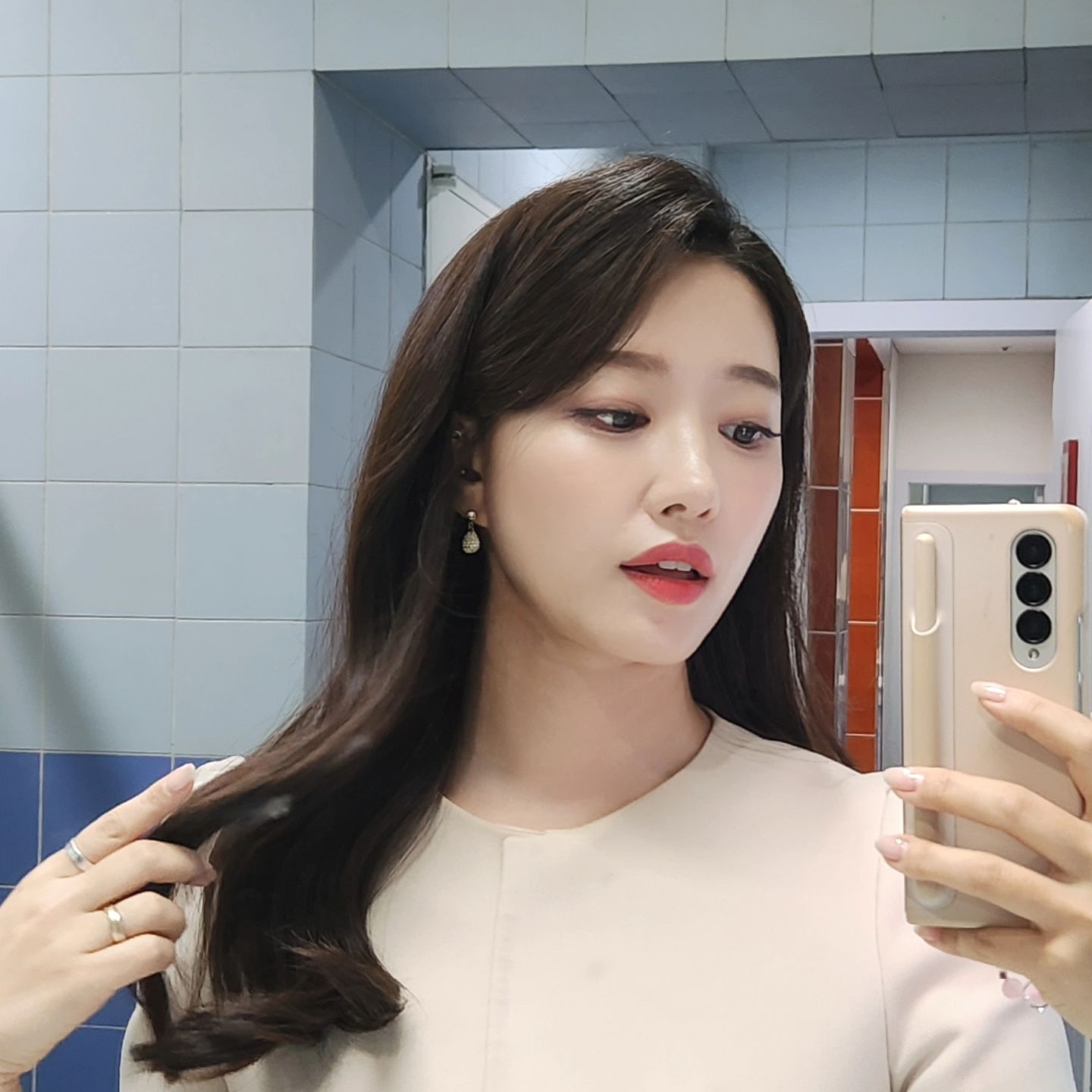 착착착 - 안내멘트하고 행사종료까지 40분만에 끝나고
오늘따라 공들인 메이크업과 헤어가 아까워서
클로즈업샷을 찍어보았어요 🌷

지난 행사에서 조금 까다로운 내용이 많았는데 
수월하게 진행한 점이 오히려 긍정적인 인상을 줄 수 있는 
행운이 됐던 것 같아요. 
다른 부서에도 좋은 평을 전달해주셔서
이번 행사를 맡겨주셨어요. 
⠀
발 없는 소문아 ! 멀리 퍼져랏 ! 🐴
⠀
___________________________________
⠀
💥
행사 : 제 12회 뉴스핌 캐피탈마켓대상 시상식
일시 : 24년 4월 27일 
장소 : 여의도 금융투자협회

💥⠀
의상 : 스타일윅스 
styleweex 
혜택 : KFBA 
kfba_official
⠀
____________________________________
