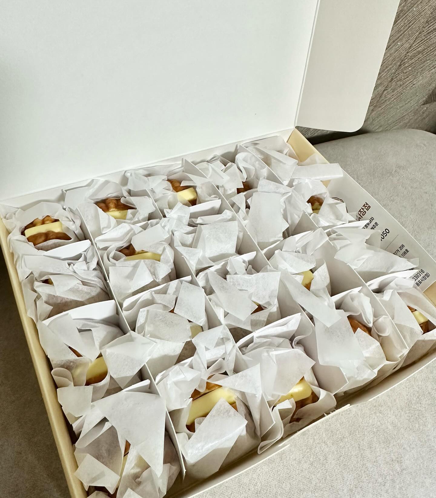 #협찬 복호두 레몬버터 호두과자🥠
상큼한 레몬과 앙버터의 조합‼️
일반 호두과자보다 한단계 업그레이드 된 듯한 색다르고 먹어도 질리지 않는 맛이랍니다ㅎㅎ
선물용으로도 좋답니다~~~

#호두과자#복호두 #답례품#사내간식