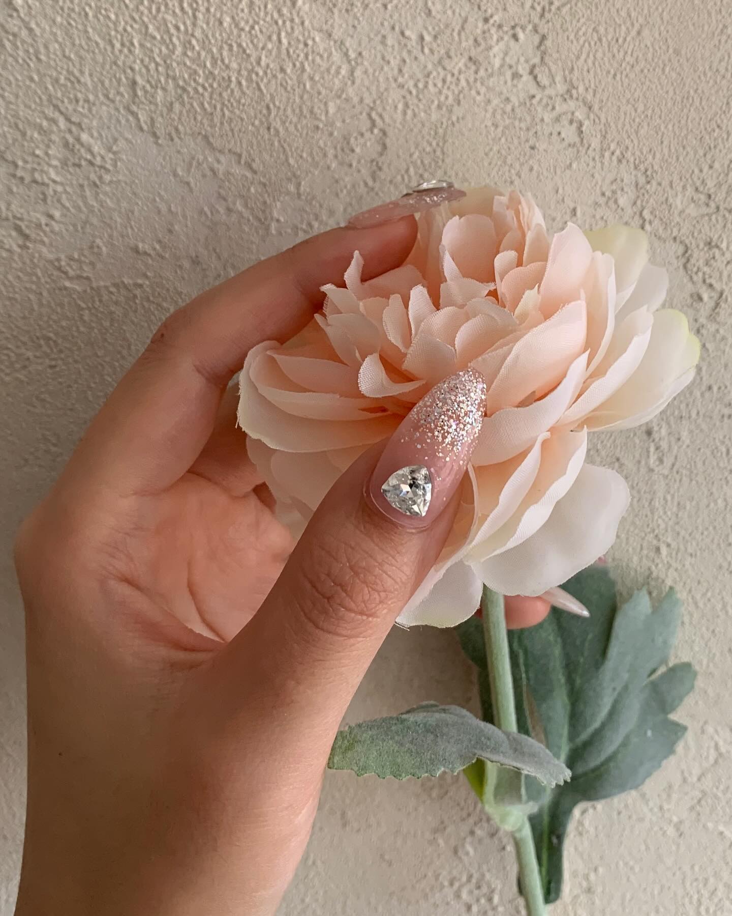 쉬는날 필수템이 되어버린 달리네일팁💅

저는 특별한날 휴가때 무조건 저는 그 무드에 맞춰서 네일을 하는데요 벌써 4년째 다니고있는 달리에서 신상 준비중이라구 네일팁을 보내주셨어요❤️

프리랜서다보니 보통 일주일전에 스케줄이 확정되는데 그때 네일 예약하려하면 다 마감이구..🥲
손을 많이 쓰다보니 긴 바디에 네일이나 파츠가 화려한 네일은 거의 못하구 근데 내 네일추구미는 그쪽이구 매번 저장만하면서 예쁘다 언제 손을 안쓰지했는데 이제 그런 고민 할 필요가없어졌어요 :)

내 손톱 길이, 시간에 상관없이 달리네일팁 하나면 언제 어디서든 원하는 디자인으로 네일 가능해요

몇주간 여러 디자인 사용하면서 좋았던점, 더 자세한 내용은 얼른 릴스로 만들어 추가해둘게요🙌

요런 무드 좋아하시는분들, 저처럼 딱 필요한날만 힐링 원하시는 분들 원하시는 디자인이있다면 달리 원장님에게 dally__u 마구마구 이야기해주세요

#네일팁 #네일팁후기 #네일팁추천 #웨딩네일팁 #웨딩네일 #촬영네일 #네일디자인 #부산네일샵 #수영네일샵 #광안리네일샵 #센텀네일샵 #달리네일 #달리무드