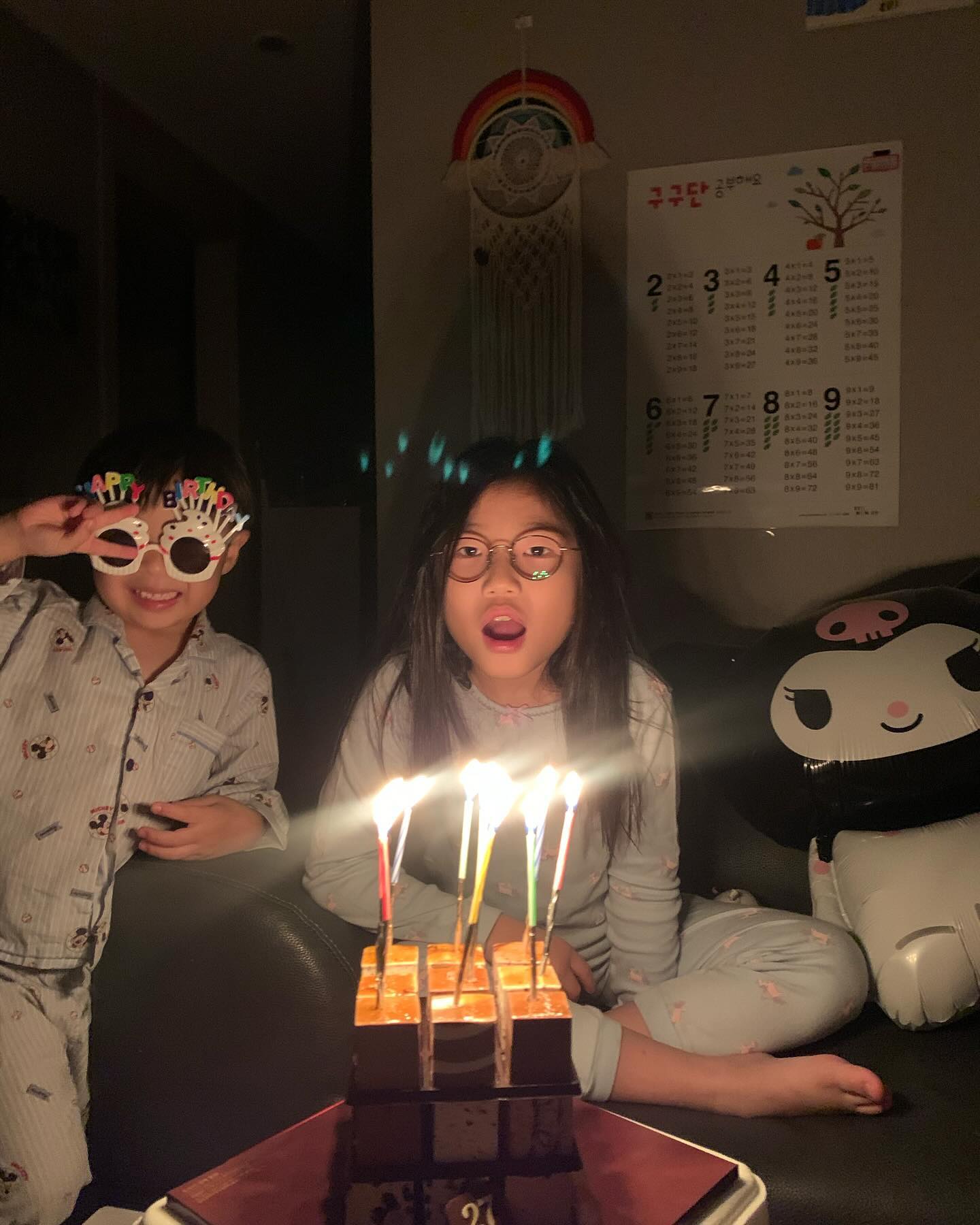 바빠서 제대로 못챙겨준 지우생일..
저녁먹고 돌아오는 차 안에서 엄마아빠가 결혼해서 날 낳아주고 멋진 삶을 살게해줘서 고맙다고 해주니 엄마빠는 심쿵.. 🥹
그런 생각까지 해주다니 고마워
zwoo_papa 우리 결혼하길 잘했네 ㅋㅋㅋ
#우리지우 #내첫째아기 #9살생일 #우리의든든한장녀 #내년엔친구들과하자 #지금처럼잘자라줘💕
