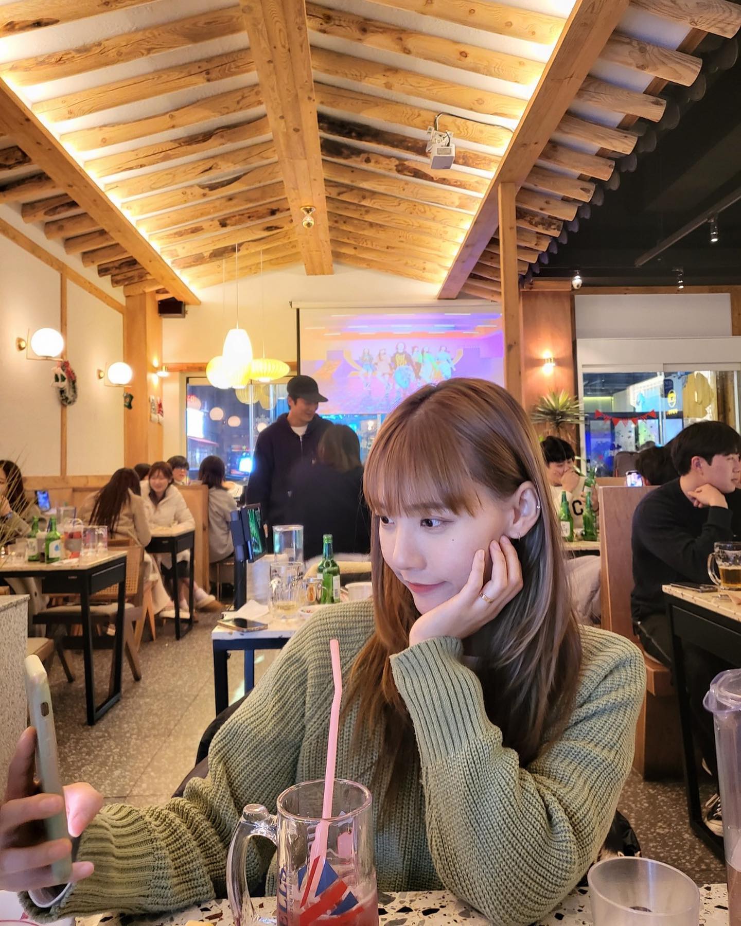 근데 민수야..
넌 모르잖아.. 알록달록한 세상…
더 글로리 안 본 우기명이랑..
겸상안한다……….
⠀