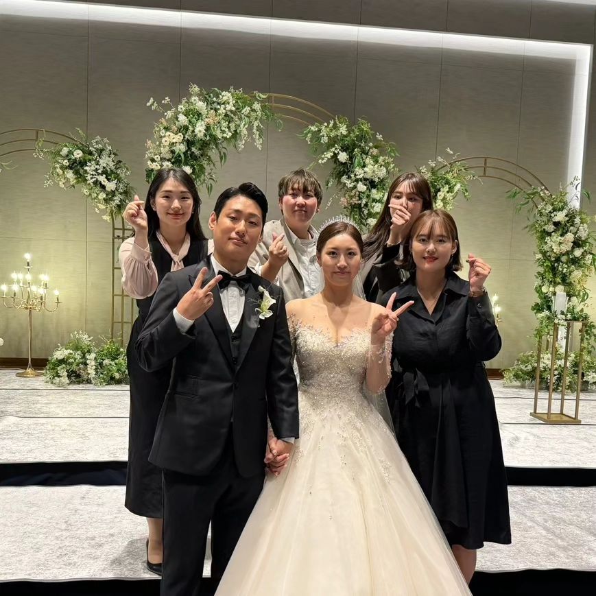 정신없이 육아에 치여 살진 않았지만,
낭만과 감성이라는 단어를 잊고 지냈다 왜 그런지는 모르겠지만 ?
예원이의 결혼식 덕분에 내 마음 한켠에 묵혀있던 낭만과 감성이
다시 깨어난 것만 같다 헿☺️
예원이가 입장하는 모습만으로도 울컥해 눈물이 났고,
축사하는 은성이 때문에 또 눈물이 났고,
또 울보처럼 우는 예원이 그리고 예원이 어머님 모습에 또 울컥,
예원아!! 행복하고 이쁘고 즐겁게 햄볶으면서 잘살아야 해 ! 원배가 속썩이면 말행 ~ 우리가 갈게❤️
덕분에 속초에서 딱딱했던 나의 마음이 말랑해졌어 고마워 ~❤️
몸통이 아니라 술통인 우리😜오골계가 아닌 메롱계☺️
늘 만나면 우당탕탕 왁자지껄한 우리👻
늘 제 멋대로인 날 이해하고 받아주려 노력해주는 너희들이 있어서,
너무 고맙고 행복하고 즐거웠어❤️
매번 너네 만나는 거 기다려지고 만날 때 마다 난 너무 설레👉👈
이제 다가올 32살도 겸허히 잘 받아들여 또 잘 살아나가보자 다들🤗
라뷰❤️