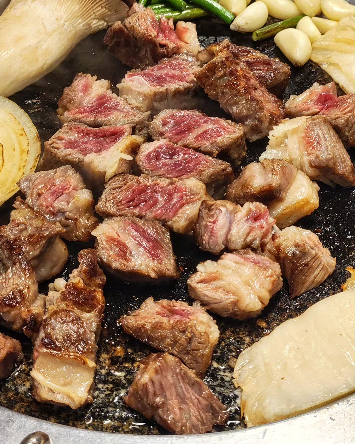 배에 기름칠할때 안됐어요..?
LA생갈비,소꼬리집 전문점 소제이 다녀왔어요❤🐮

반찬, 소스까지 하나하나 직접 만드는 곳이라 정성이 가득한데요 😍
고기까지 맛있으니 금상첨화 😋

LA꽃갈비살에서 나온 갈비뼈는 찌개시킬때 넣어준다는 사실 ! 
진짜 찌개 안시킬수 없자나요? 💕
차돌된장찌개에 넣어서 끓여주셨어요😆

꼬리찜에는 소면추가 필수로해주세용!! 
마무리로 볶음밥까지 먹으면 더 굿👍
(배불러서 못먹은거 비밀)
 
✅LA꽃갈비(500g)-50,000
✅맛보기꼬리찜-30,000

🔅네이버예약시 육회비빔밥 제공쿠폰 꼭 챙기세요!!

📍부산 부산진구 중앙대로691번가길 25-4 골목 안 1층 #소제이
⏰매일 17:00-01:00
(금,토 17:00-02:00)
📞0507-1314-1447

#서면소제이 #서면소고기 #서면소고기맛집 #서면고기 #서면고깃집 #서면술집추천 #서면술집맛집