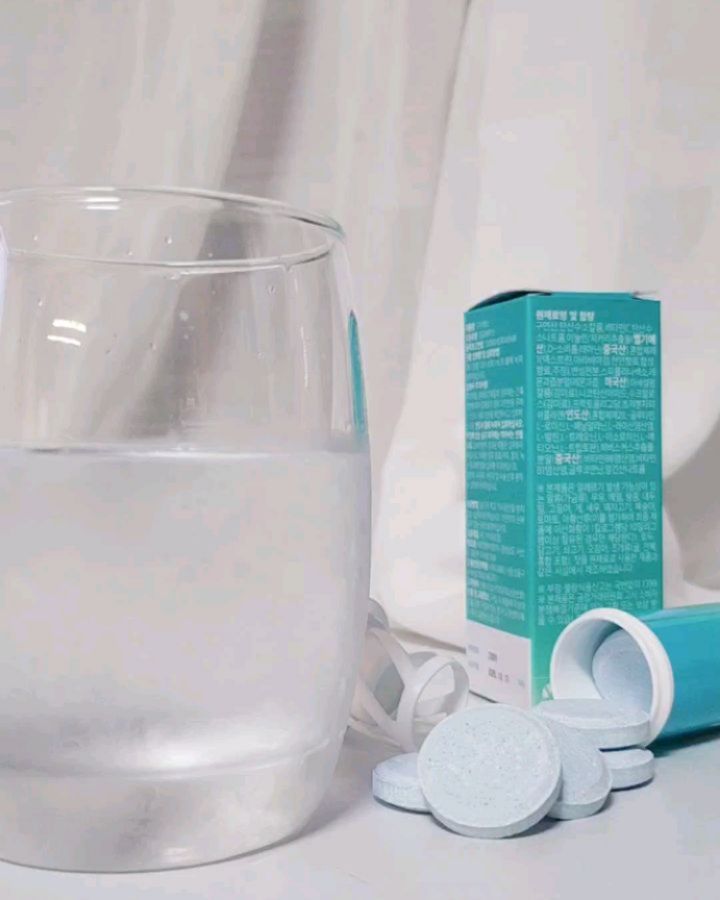 #협찬 #아임업 
.
.
방학이라서
명절이라서
휴일이라서

아이랑 집에 있다보니
돌밥돌밥에 간식까지
옆에서 하나씩 주워먹다 보니
.
위가 늘어났는지 그냥 뭐... 자꾸 먹고 싶어요?😇
.
.
여름이 4개월도 안남았다는점...🥲
#가짜식욕 이거 진짜 큰일인데
가짜식욕 잡아주는 아임업 한개 퐁당 해서 마시니
단것도 안땡기고 입심심이 좀 없어 졌어요~~
.
.
#가방속에쏙💙
청량한 파랑색의 아임업!
저는 이렇게 뽀글뽀글 발포정 보규 있으면
차분해 지기도 하고 은은하도 상큼한 레몬맛이라
500칼로리 넘는 당음료 대신 먹어도 맛있더라구용😁
.
.
.
저어 요즘 진쯔 최고치 찍고 있는데
여름이 오기 전까지 가짜식욕 물리치고 
원상복귀도 좀 했음 좋겠네용🥲
.
.
.
#아임업_가식해소
imup_univera💙
.
#가식해소 #스트레스 #스트레스해소템 #회식필수템 #가짜배고픔 #가짜허기짐 #스트레스해소 #물에타먹는테아닌 #물에타먹는비타민 #멘탈케어