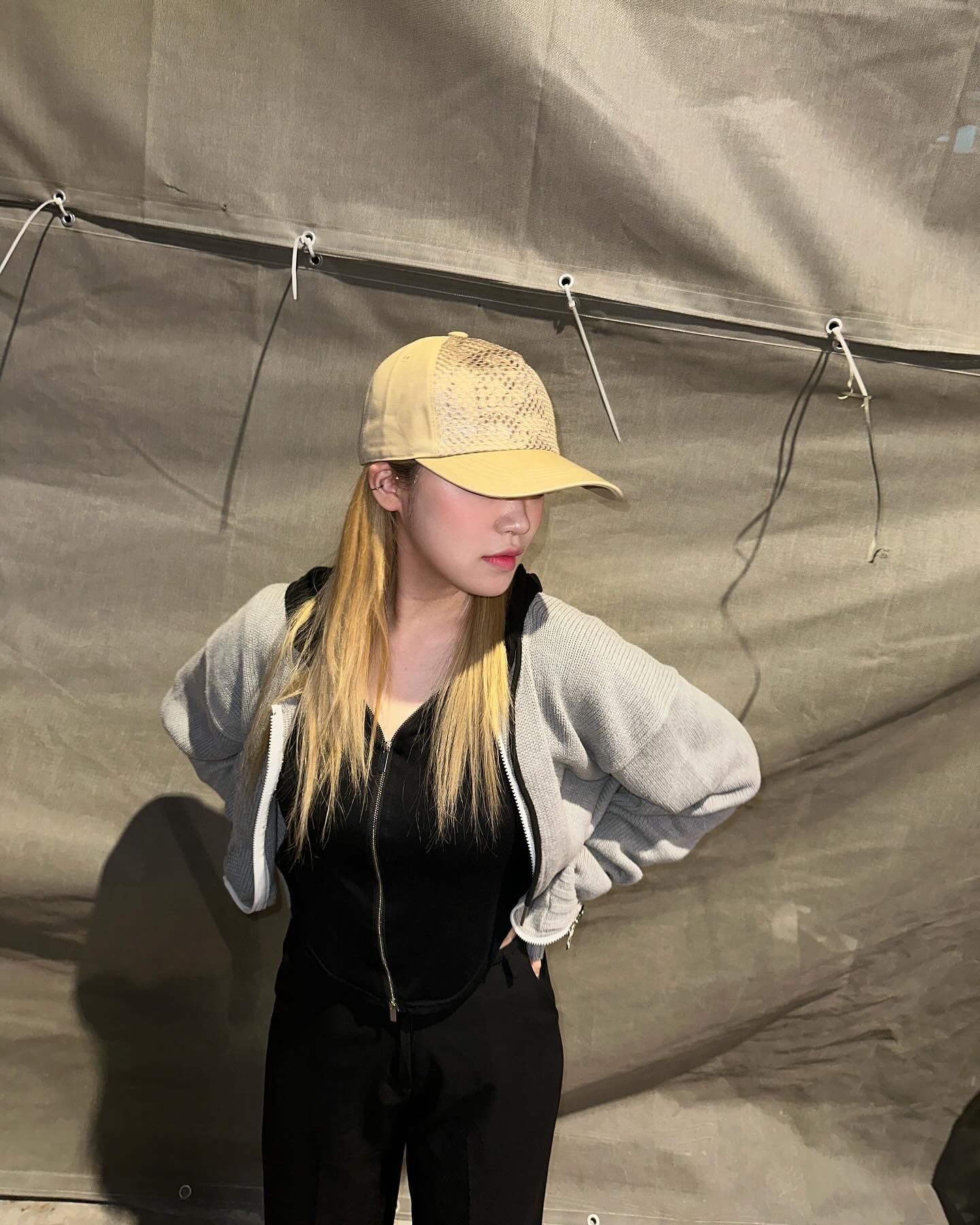 🧢 iseot_official 🧢
베이지컬러 리뉴얼 전(매쉬베이지) 버전과 리뉴얼 후(매쉬블랙) 버전!
블랙,카모,화이트는 구매했는데 베이지 리뉴얼 된게 예뻐서 조만간 살 예정;;
사진 속 모자는 동생이 산거 강탈해서^^* 시착만 해봄

.

#모자 #모자코디 #모자브랜드 #이시옷 #이시옷모자 #유니크 #블랙룩 #블랙코디 #패션소통 #오오티디 #패션계정맞팔 #패션코디 #패션그램 #데일리패션 #패션계정환영 #dailyfashion #ootd #ballcap #볼캡코디 #branding #brand