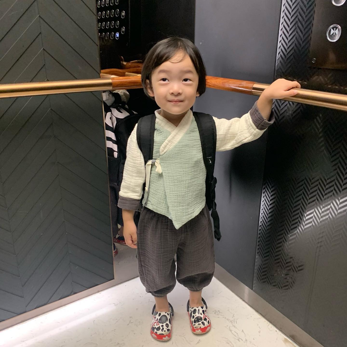 .
뺀질도령
야무지게 장난감 가방에 챙겨서
할미집~
모두모두 즐추석 되세용🫠
.

#1183days
#38months #38monthsbaby #38개월아기 #38개월아들 
#생후1183 #4살 #4살아기 #4살아기일상
#흰쥐띠 #아들맘 #아들맘그램 #아들일상 #아들스타그램 #아들 #사랑해 #아가스타그램 #육아기록 #모찌일상 #성장일기 #추석 #즐추석 #명절 #할미집가는길 #뺀질이 #한복 #아기한복
#쥐띠맘 #지한이가사는집 #모찌한