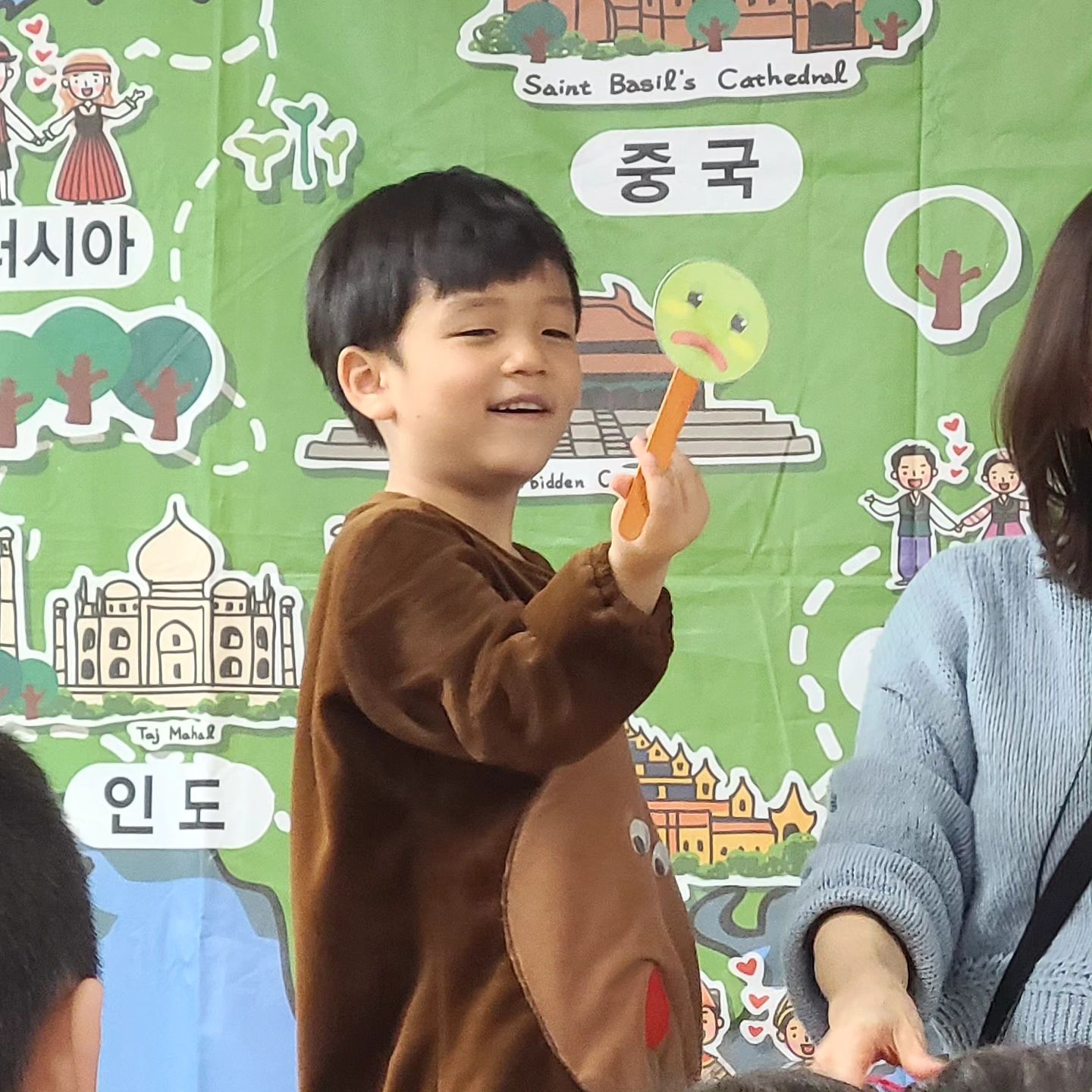 우리둘째아들 영어참관 수업하는 날
기특하게 작년에도 너무잘해서 올해도  기대기대
아이들 모두 너무 귀엽게 잘함 기특기특
지금처럼 귀엽고 애교쟁이로 자라렴~
사랑해♡
.
.
.
#영어참관수업#동물역할#귀요미들#애교쟁이#귀염둥이#둘째아들