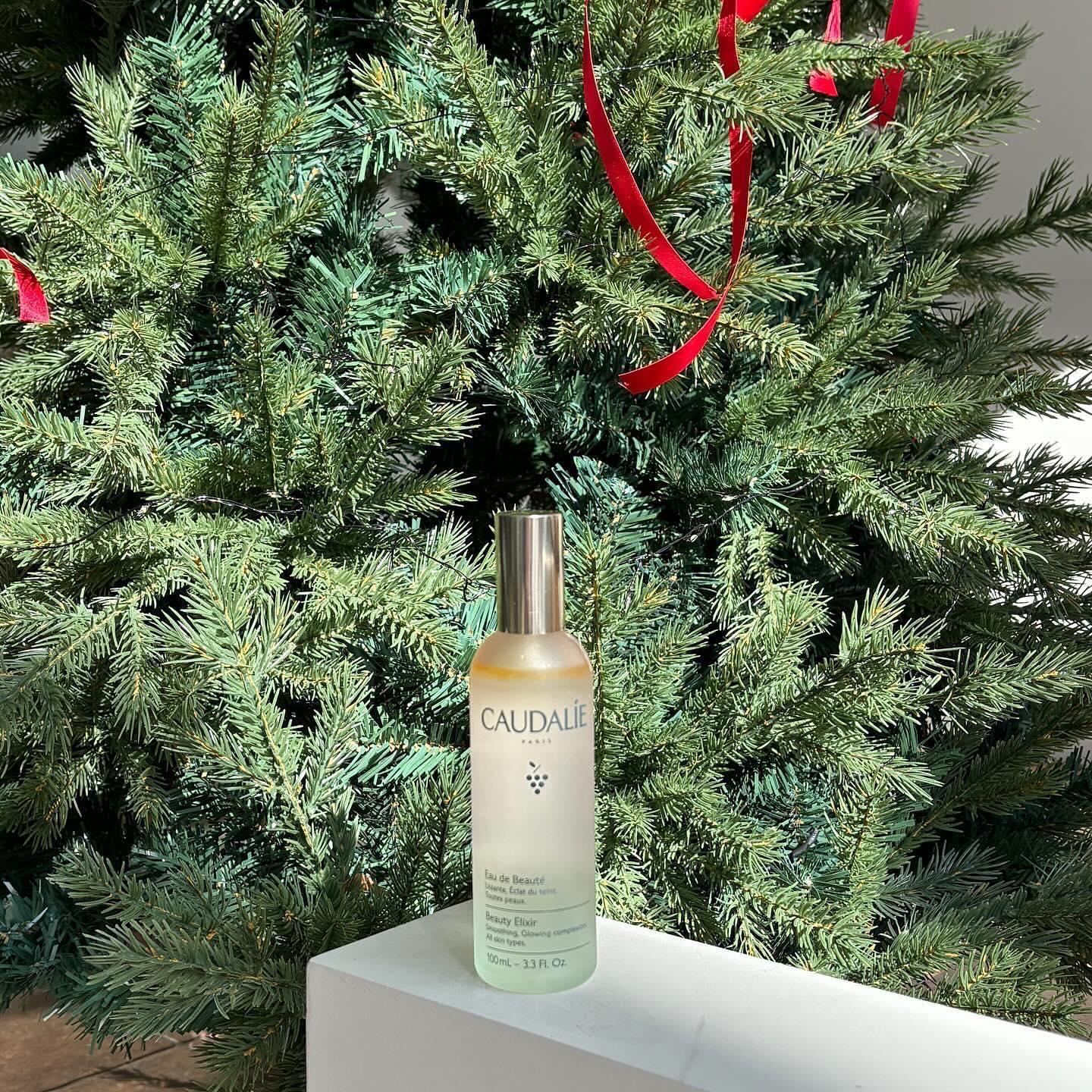#협찬 caudaliekorea
멀티 모공 에센스 미스트 꼬달리 뷰티 엑릭시르✨ 피부 광채 케어는 물론 메이크업 픽서 역할로도 딱이에요! 5가지 식물 유래 에센셜 오일은 물론 100% 자연 유래 성분의 미스트로 수분 충전 가득했네요! 
.
16세기 헝가리 이자벨라 여왕이 사용했던 ‘아름다움의 묘약’ 에서 영감을 받아 탄생한 미스트는 냉장고에 보관 후 사용하면 쿨링 미스트 효과까지 볼 수 있답니다❄️
.
📌한정수량! 꼬달리 공식몰에서 뷰티 엘릭시르 구매 시, 구매한 용량 +1병을 추가로 증정하고 있어요🫶🏻
.
.
.
 #미스트 #미스트추천 #수분미스트 #승무원미스트 #얼굴미스트 #광채미스트 #오일미스트 #페이스미스트 #보습미스트 #모공미스트 #꼬달리 #꼬달리미스트 #뷰티엘릭시르 #꼬달리뷰티엘릭시르