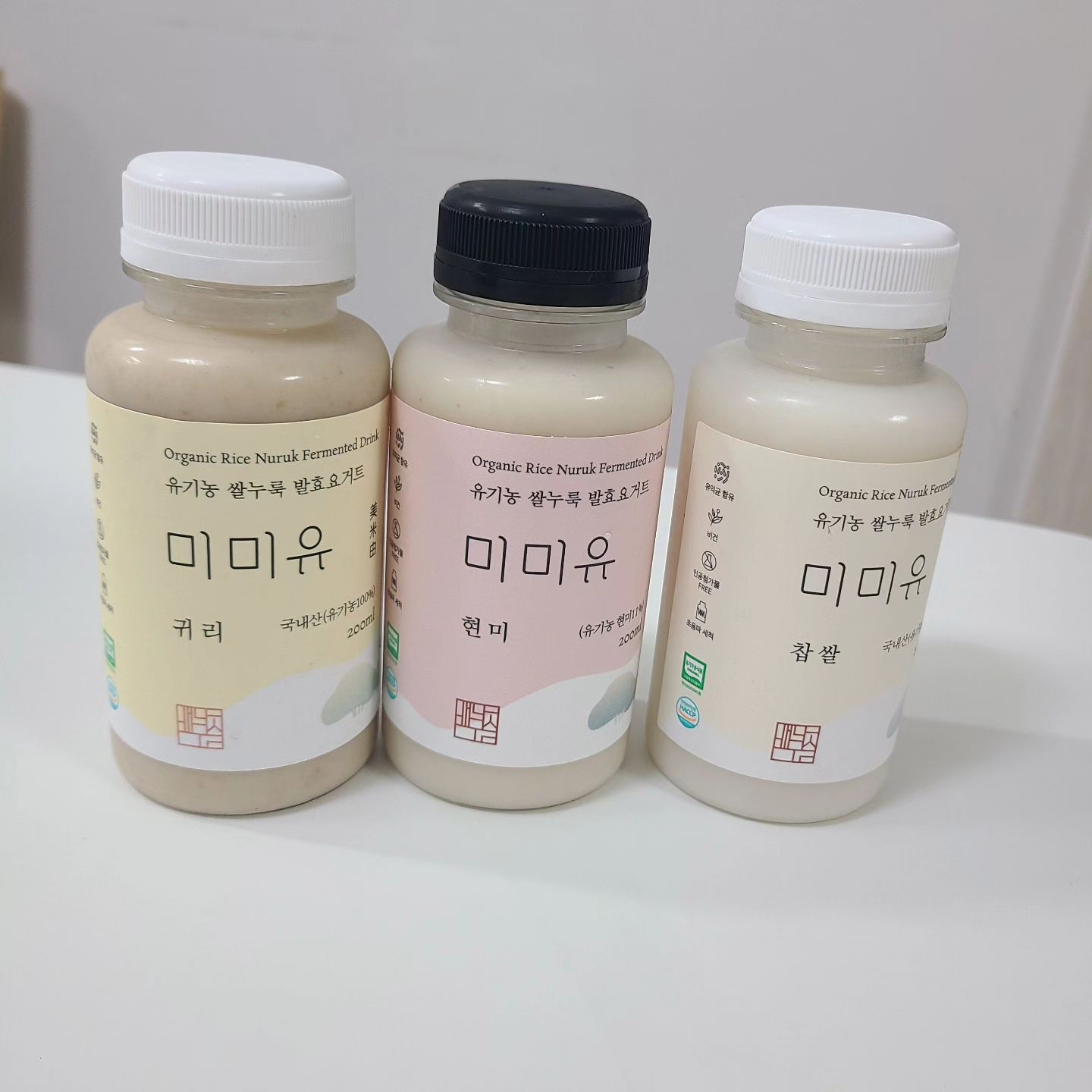 #협찬

쌀요거트 찹쌀, 현미, 귀리 200ml

어린이집 가기전 아침간식으로 유기농 음료 미미유 최고 👍 

국내 유기농 쌀로 만들고, 
쌀누룩의 발효과정에서 생성되는 효소 성분으로 소화와, 원활한 장 활동에 우리집 식구들 장건강 지킴이 😄

NO설탕, NO유제품, NO합성첨가물로 
아이들 건강한 간식음료

유당분해에 어려움을 느끼는 사람도 걱정없이 먹을 수 있는 제품으로
 채식하시는 사람들도 편하게 먹을 수 있어 좋은 미미유♡

과일, 견과류랑 갈아서 마시면 신랑 아침 대용으로 쉐이크처럼 더욱 맛있게 먹을 수 있어 좋네~~

#쌀요거트 #쌀누룩요거트 #쌀음료 #아기요거트 #유기농간식 #어린이간식 #유아음료 #유아간식 #어린이음료