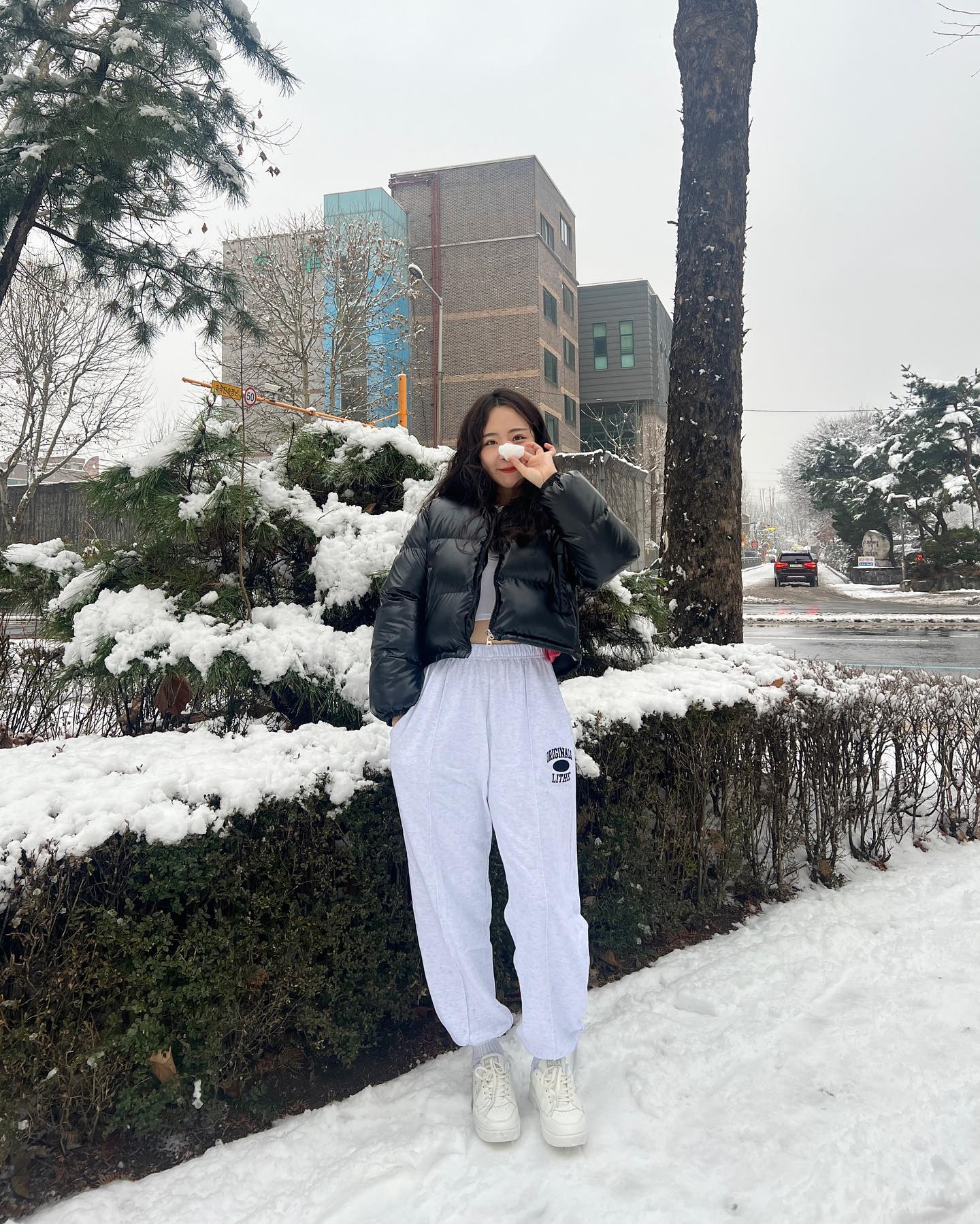 #협찬
플럼플럼의 사랑스러운 오로라 크롭 패딩점퍼 ✨
트렌디한 크롭 기장이라 힙하고 유광이리 힙하고 🎵

빵빵한 충전재라 따뜻하게 착용할 수 있고
두툼한 두께감으로 한겨울에도 안 추운 패딩 🖤

plumplum_kr #플럼플럼 #크롭패딩 #유광패딩 #겨울패딩 #숏패딩코디 #패딩코디 #꾸안꾸스타일