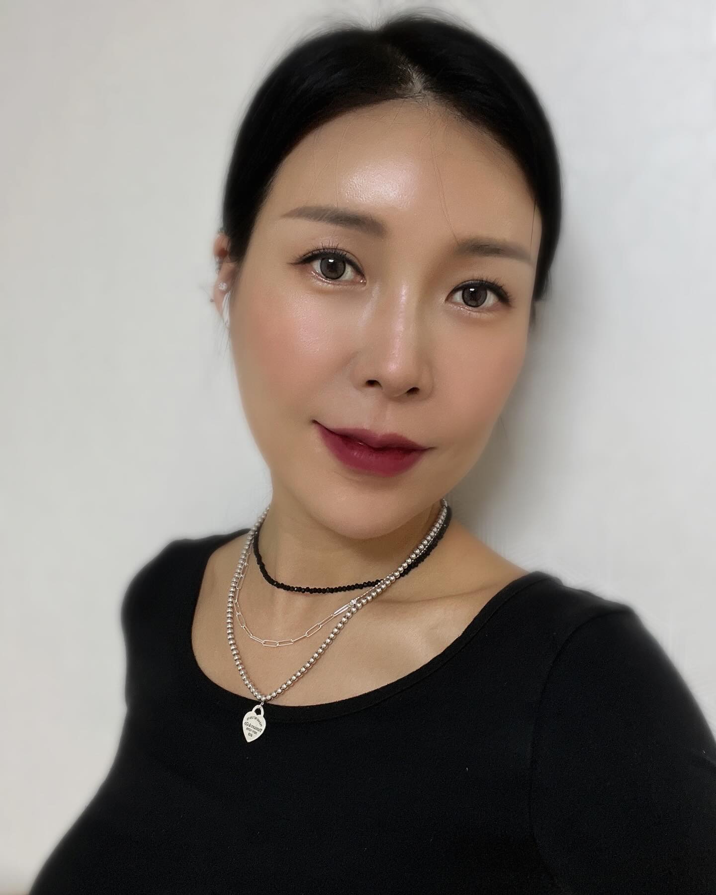 🖤👽🎂

이사람은 내일 만으로 40이 됩니다.
40대는 또 얼마나 재미있을까?! 
너무 기대되고 재미있을것 같아.

솔직히 정말로 한순간도 놓치지 않고
밀도높게 삶을 가득 채워 살아서 인지
나이드는게 기대되고 즐겁기만 하더라고요. 

무섭지가 않아요. 

뚜렷한 목적을 가지고 천천히 걸어왔어요. 
시간도 돈도 나 자신도 허투로 소비하지 않은 덕에 
앞으로의 나에대해 더 기대하게 됐어요. 

아 근데 외국어를 못함! 히히 내가 그것까지 잘해야겠냐!
응 타당하다. 그것까지 잘해야지,,, ㅋㅋㅋㅋ 
일단 이사하고 외국어 공부를 어떻게할지 생각해보기로! 

최근 거처도 옮기게 됐고, 대학원 진학도 했고 
어린이도 중학생이 되고, 다양한 부분에서
삶에서 한번의 중간정산을 받게될 상황들이 있었는데 
제법 괜찮아서 약간 우쭐하게 되었다! 
호승심과 호기심 향상심에 가득찬 사람으로 살아야지! 

‼️‼️‼️주의사항‼‼️‼️
다만 물리적으로 중년이기 때문에,,, 
몸이 노화하고 있으므로.,.. 40년 사용한 
중고 몸이기 때문에., 너무 무리는 말아야한다,, 
일정은 느슨하게,,, 널럴하게,,, 조금만해,,, 
나는,,, 아이언바디가 아니다,, 나대지 말자,,
시간앞에 겸허하세요 미친자여,,, 정신을 차리시오,, 
늘 도전하되 시간은 길게잡고 도전하세요,, 미친자여,, 

결론은 난 내일부터 영어못하는 미친 40세👽🖤

#hbd #🎂 #👽