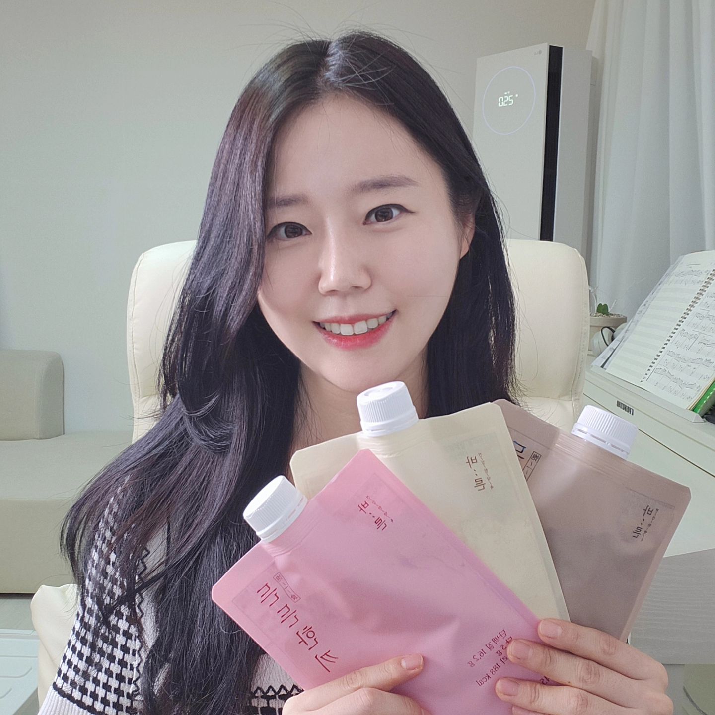 👊단백질 쉐이크를 먹어줘야 살이 덜쪄요(공구)
**7/24(수) 0시 오픈!! 26(금) 자정 마감!!
그래서 <든든한끼 단백질 쉐이크> 가져왔어요❗️
딸기맛✔️ 초코맛✔️ 곡물맛(미숫가루)
맛이 3종이라 질리지 않고 골라먹을 수 있구요~

초코맛은 생각보다 초코맛이 진하고🖤
곡물맛은 고소 담백한 미숫가루 맛🧡
딸기맛은 상큼달콤 딸기우유맛이예요🩷

단백질이 16g에서 22g까지 함유된
고단백 쉐이크이고
당류는 2g밖에 안들어있어서
칼로리가 180kcal대로 상당히 낮아요!!

아침대용이나 야식 대신 먹기 좋고
운동후 마셔줘도 좋답니당‼️

19종 유산균까지 함유되어 있어
소화도 잘되고 무엇보다 맛있다는 거!
단백질 특유의 비린 맛 없구요~~

🥛 우유에 타마셔도 넘 맛나용><💜
제 원픽 물어보지 마셔요🥲
고르기 어렵거든요ㅠㅠ🙏🙏
엄선된 부원료로 건강까지 챙길 수 있답니당!

안에 동결건조 딸기가 들어있어서
더더욱 포만감을 높인 ⬆️⬆️⬆️
든든한끼 단백질 쉐이크~
더 많이 구매할수록 할인률이 커지니까
맛별로 구매하실 수 있는 3+1을 추천드리지만
일단 1박스 먼저 먹어보고 3일차에 재차
주문하시거나 2차 공구때 쟁이는 것도 추천❕️

1박스 = 40,000원 -> 20,900원 (3천원꼴)
2박스 = 80,000원 -> 38,900원 (2천 700원)
3+1박스 = 160,000원 -> 69,900원 (2천 500원)
6+3박스 = 360,000원 -> 150,000원 (2천 300원)

3박스 구매시 1박스 덤🎁
6박스 구매시 무려 3박스 덤🎁🎁🎁
워낙 인기 많은 제품이라 2차 공구 어떻게 될지
모르니... 놓치지 마세용🫶

#단백질쉐이크공구 #단백질쉐이크추천 #다이어트공구 #다이어트식단 #공구중 #공구