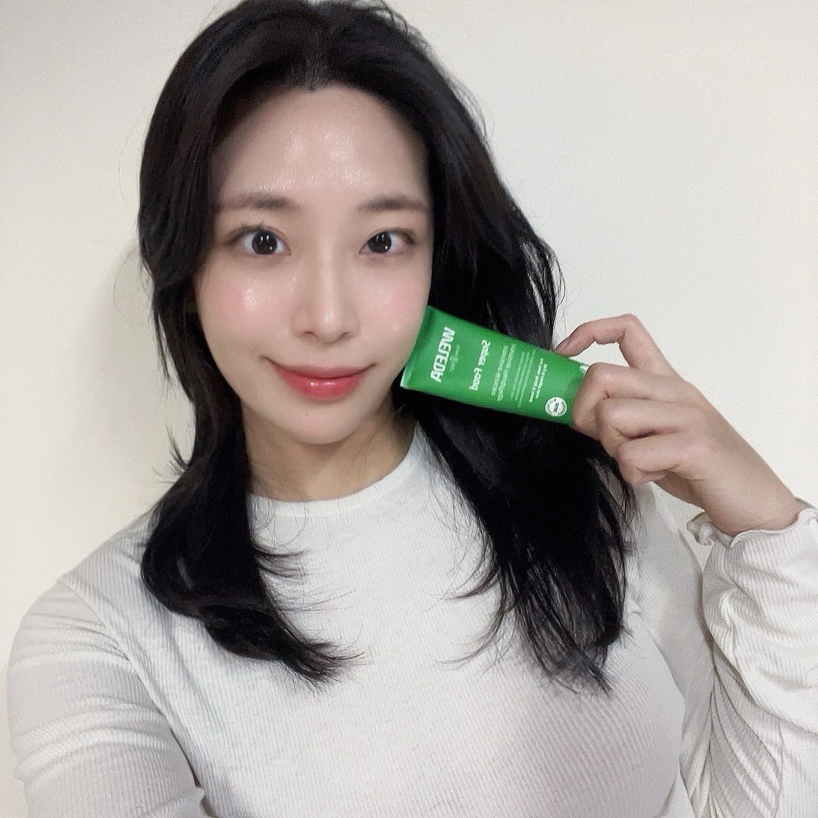 #제품제공 💚weleda_korea 
운동하면서 건강한 피부를 위해 요즘 꾸준히 관리하고 있어요🐶
사람과 자연의 조화를 바탕으로 자연유래 원료들로 만들어진 슈퍼푸드 크림 ✨
일주일 내내 사용하면서 윤광 피부 표현과 고보습 케어가 가능해서 너무 만족스러웠던 벨레다 크림입니다. 🥰
100년 역사의 스위스 천연 유기농 스킨케어 브랜드 벨레다
패션위크 백스테이지에서 모델들에게, 빅토리아 베컴, 헤일리비버, 줄리아 로버츠 등 셀럽에게 사랑받는 보습크림 
직접 사용해보니 왜 많은 사람들에게 사랑받는지 바로 알 수 있었어요👍
‘슈퍼푸드 크림’은 쫀쫀하고 고보습 크림으로 자기전에 지친 피부에 바르면 좋을 것 같고, ‘슈퍼푸드 라이트 크림’은 좀 더 부드러운 제형으로 가볍고 빠른 흡수가 특징이라 운동 후에 샤워후에 바로바로 바르면 수분충전 바로 할 수 있을 듯 합니다😝
결론은 두 제품 모두 대만족
-
슈퍼푸드 크림 75ml 
슈퍼푸드 라이트 크림 75ml 
두 제품 모두 22,원 가격도 착한 🥹
-
메이크업 아티스트 모델들이 많이 사용한다고 해서 궁금했던 제품이라 꾸준하게 사용해보고 싶었는데 데일리크림으로 너무 좋고 피부가 건강해지는 느낌을 받았어요 ! 
파우치나 가방에도 쏙 들어가는 사이즈라서 저처럼 건조함을 잘 느끼는 분들은 수시로 수분충전 추천합니다😘
-
#벨레다 #벨레다수분크림 #슈퍼푸드크림 #보습크림추천 #기초화장품 #고보습크림 #수분크림추천 #패션위크 #화장품리뷰 #화장품덕후 #수분크림 #메이크업 #봄메이크업 #좋아요 #dailymakeup #makeup #kbeauty