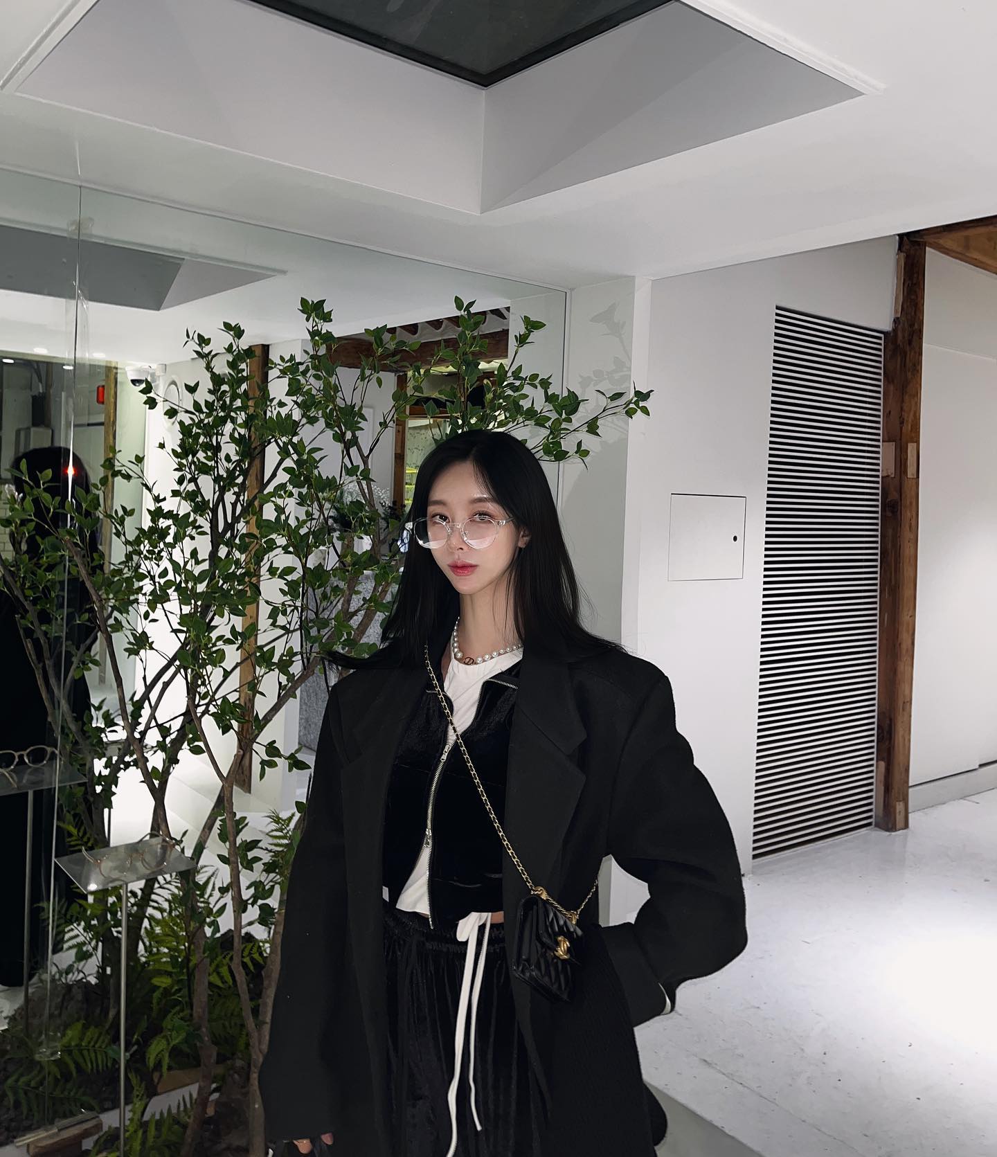 #ad #광고 #협찬 익선동에 나타난 파란코끼리 ʚ🐘🕶️ɞ .｡✧･ﾟ:* ~♡ 
#연예인선글라스 로도 유명한 #블루엘리펀트 데일리한 아이템부터 트렌디한 스타일까지 겨울에도 포기 못하는 아이웨어 러버들에게 희소식, 12월22일 (new opening #초대) 고즈넉한 한옥과 어우러진 감각적인 blueelephant.co blueelephant_ikseon phant 쇼룸에서 만나보아요
