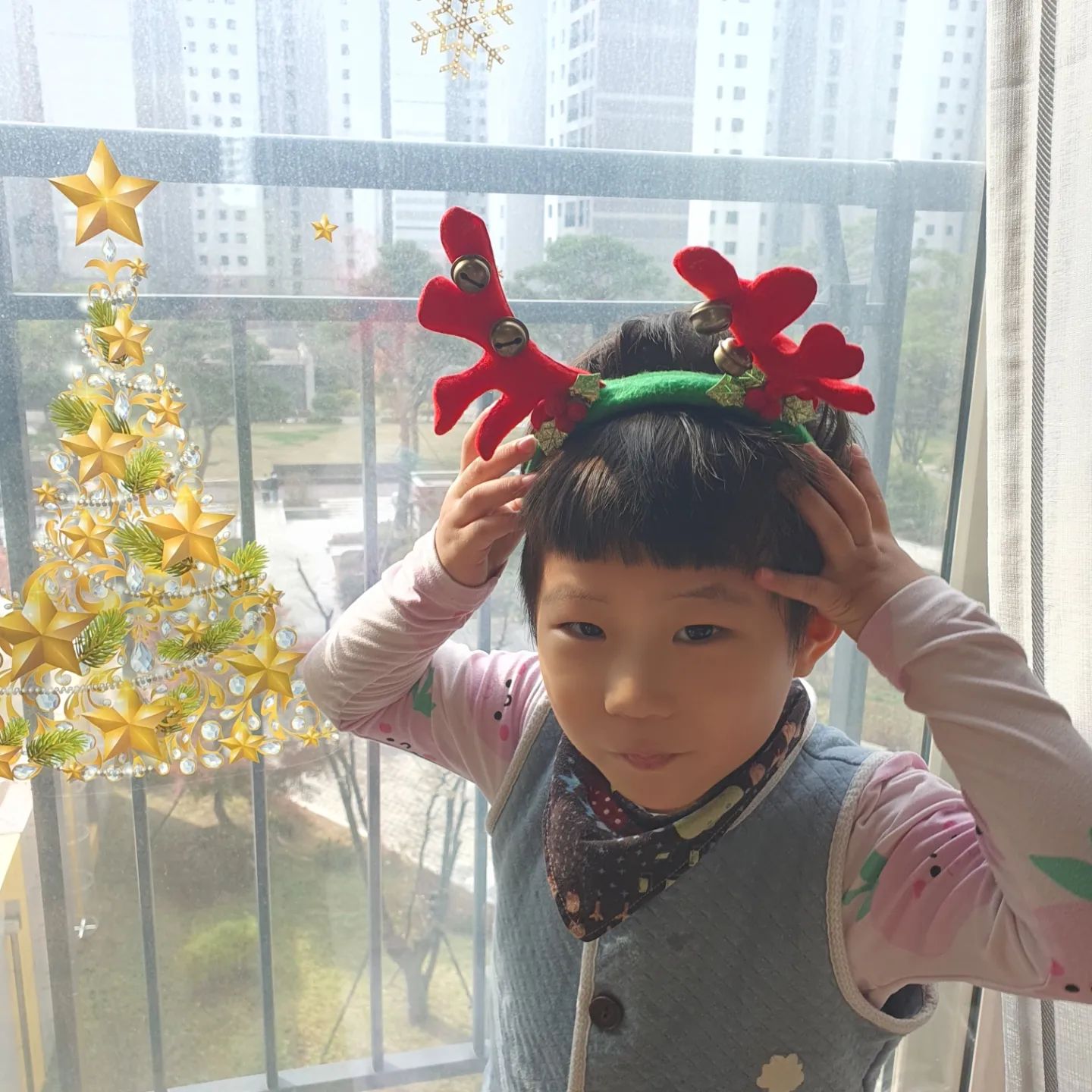 우리 집 루돌프🎄🎅

머리띠가 큰 것 같아서
줄여주려다 두 동강이 났다..

사진은 찍어주고
망가져서... 다행이다 ㅎㅎ

#엄마랑방콕 #나랑놀자 #무한반복 #체력방전