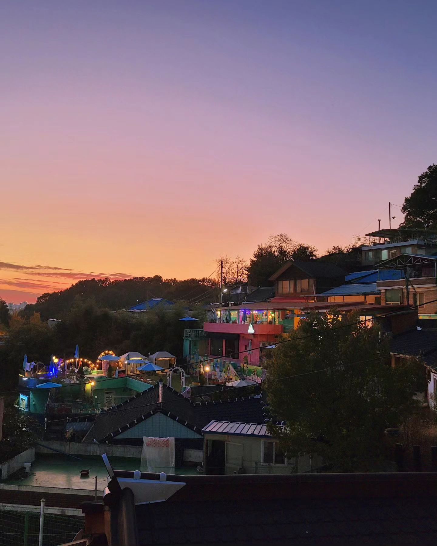 해질녘

어스름하고 따뜻한,
내가 제일 좋아하는 시간대.

#전주가볼만한곳
#자만벽화마을
