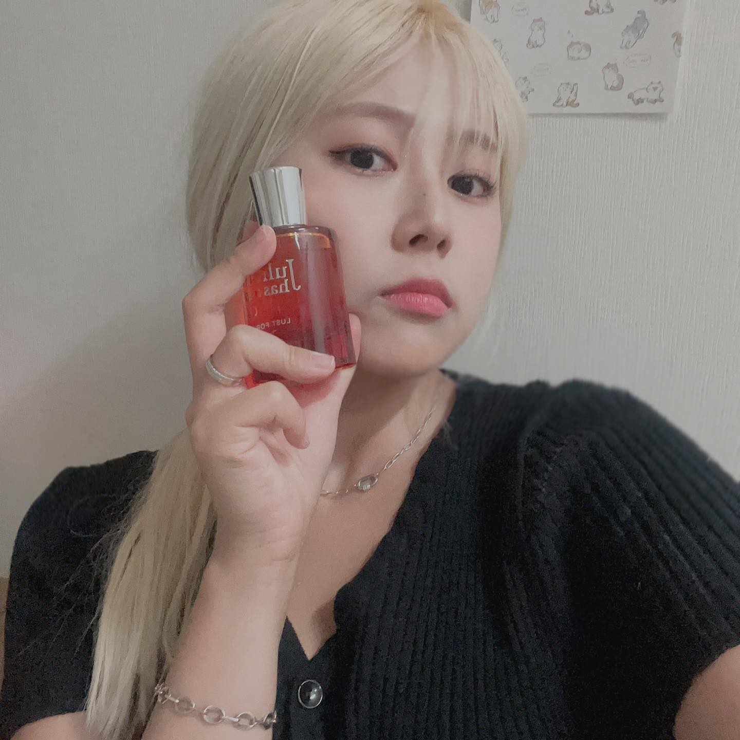 #협찬 #향수 #줄리엣헤즈어건 #러스트포썬 
juliettehasagun_kor

🎁JULIETTE HAS A GUN LUST FOR SUN

기존의 향수 코드에서 벗어나 도발적이고 자유로운 무드의 프랑스 향수 컬렉션, 줄리엣 헤즈 어 건

창립자인 ‘로마노 리치’는 매력적인 사람에게선 늘 잊을 수 없는 향기가 난다는 불변의 법칙에서 착안해 거부할 수 없는 매혹적인 브랜드의 뮤즈인 ‘줄리엣’을 탄생시켰다고 합니다. 
‘줄리엣’은 자유로운 영혼을 가진 가상의 인물입니다.🧝‍♀️

줄리엣 헤즈 어건의 역사를 간략하게 말씀드리자면, 줄리엣 헤즈 어건의 창립자가 6년간 저명한 조향사들 아래에서 도제 생활을 거친 후, 첫 브랜드인 줄리엣 헤즈 어 건을 탄생시켰다고하며 이후 빠르게 입지를 다진 그는 향수업계의 오스카상으로 통하는 피피 어워드(FiFi Awards) 2011 퍼퓸 부문에서 심사위원 특별상을 수상도 받았다고 합니다 !
이후 안주하지않고 현재까지 줄리엣 헤즈 어 건을 독창성과 도발을 넘나드는 유일무이한 브랜드로 성장시키는 중이라고 합니다 !

향수에 얼마나 공을 들였는지 느껴지는 이야기이지않나용 !?

제가 이번에 제공받은 것은 2023년 여름 신제품 러스트 포 썬(50ml)이라는 제품인데 일랑일랑, 모노이, 코코넛 노트의 플로럴 계열의 향수라고 하네요 ! 

요 몇일 사용해봤는데 처음 맡아보는 고급지고 매혹적인 향이라 좀 독특한 향을 찾으시는 분들께 추천드려요🌟 
뿌리고 시간이 지나고나서 나는 잔향도 너무 좋더라구요 !

- SHOPLCDC.COM 에서도 구매가 가능하니 참고하시면 될 것같아요 !
- LCDC SEOUL (성수) 1F 에서 팝업 행사도 진행 중이라고하네요 ! 
궁금하신 분들은 참여해보시는 것도 좋을 것같아요🔥
🕕 8/3(수) ~ 8/29(화) 12:00 – 20:00

#살냄새향수 #오드퍼퓸 #니치향수 #Lustforsun #juliettehasagun