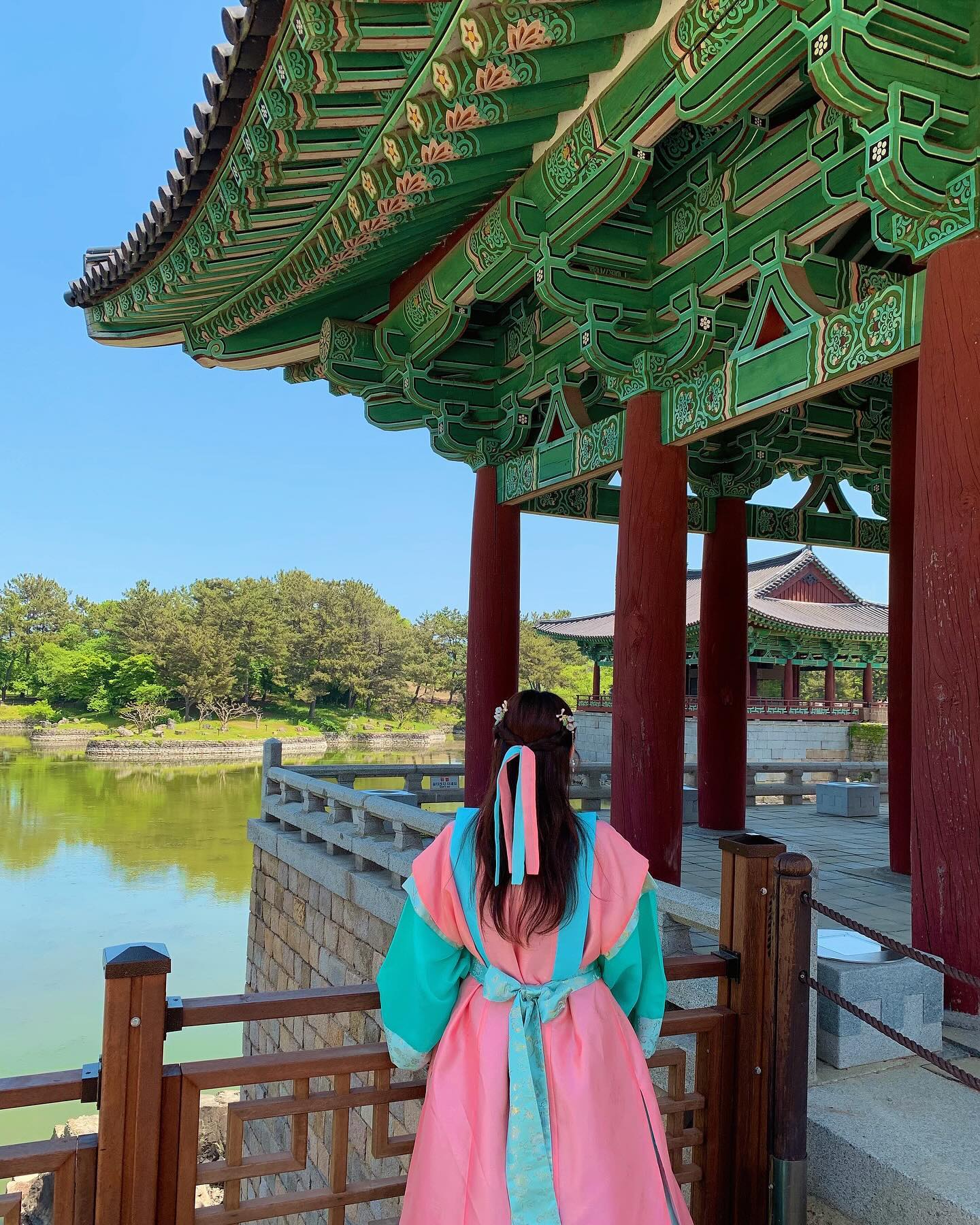 동궁과 월지 🩷🩵

신라 왕궁의 별궁터에 오니 
전생이 떠올라 아련해지네여…🥹 
(엣헴 이날 31도까지 올라서 더위먹어서 그럼)

신난 신라NPC는 
“이게 바로 K-신라시대 한복의 미다!” 뽐내며,
외국언냐와의 즐거운 포토타임도 가짐. 
한국 많이 놀러오세요 🩷🩵

사실 곁벚꽃 보러왔는데, 오전에 기 다 빨려서
순두부 챱챱먹고 최영화빵 사들고 빠른 귀가함 😇
황남빵도 맛있지만 다들 최영화빵 꼭 드셔보시길!
노워즈 엑셀런트라떼 못먹고 와서 조만간 또 갈거임.
사랑아 경주해 🩵🩷

#경주 #경주황리단길 #신라npc
#경주신라한복 #신라한복촬영 #오오티디 
#경주봄여행 #동궁과월지 #월정교 #패션계정