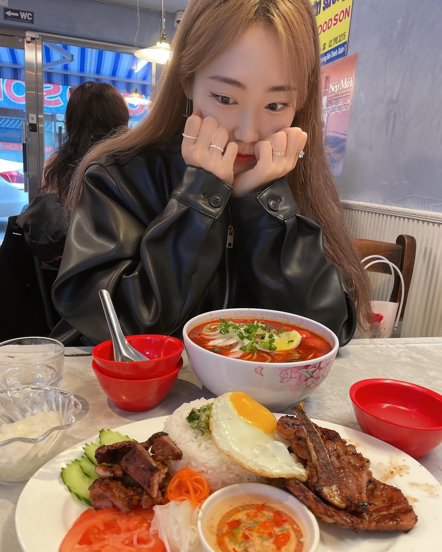 시간 너무 빨라🫨 벌써 2년 전이라니
신학기 열심히 적응중이라 인스타 방치중인데…ㅠㅠㅠㅠㅠ
갑자기 추억의 사진 알림이 떠서 배고파졌당
이번주 고생한 나에게 맛있는 음식을 선물해야겠음❤️💛
모두들 수고많았어용👏👏👏